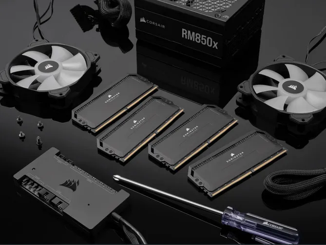 Corsair DOMINATOR PLATINUM RGB 64 Gt (2 x 32 Gt) DDR5 6000 MHz, CL30 -muisti (XMP)