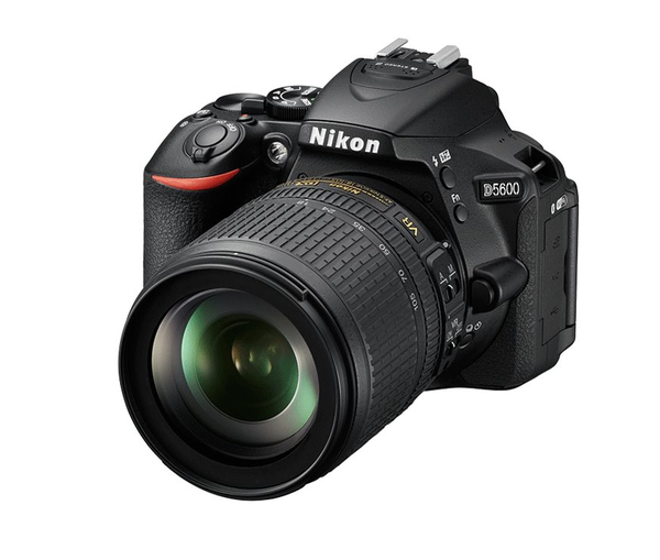 NIKON D5600 + 18-105MM VR