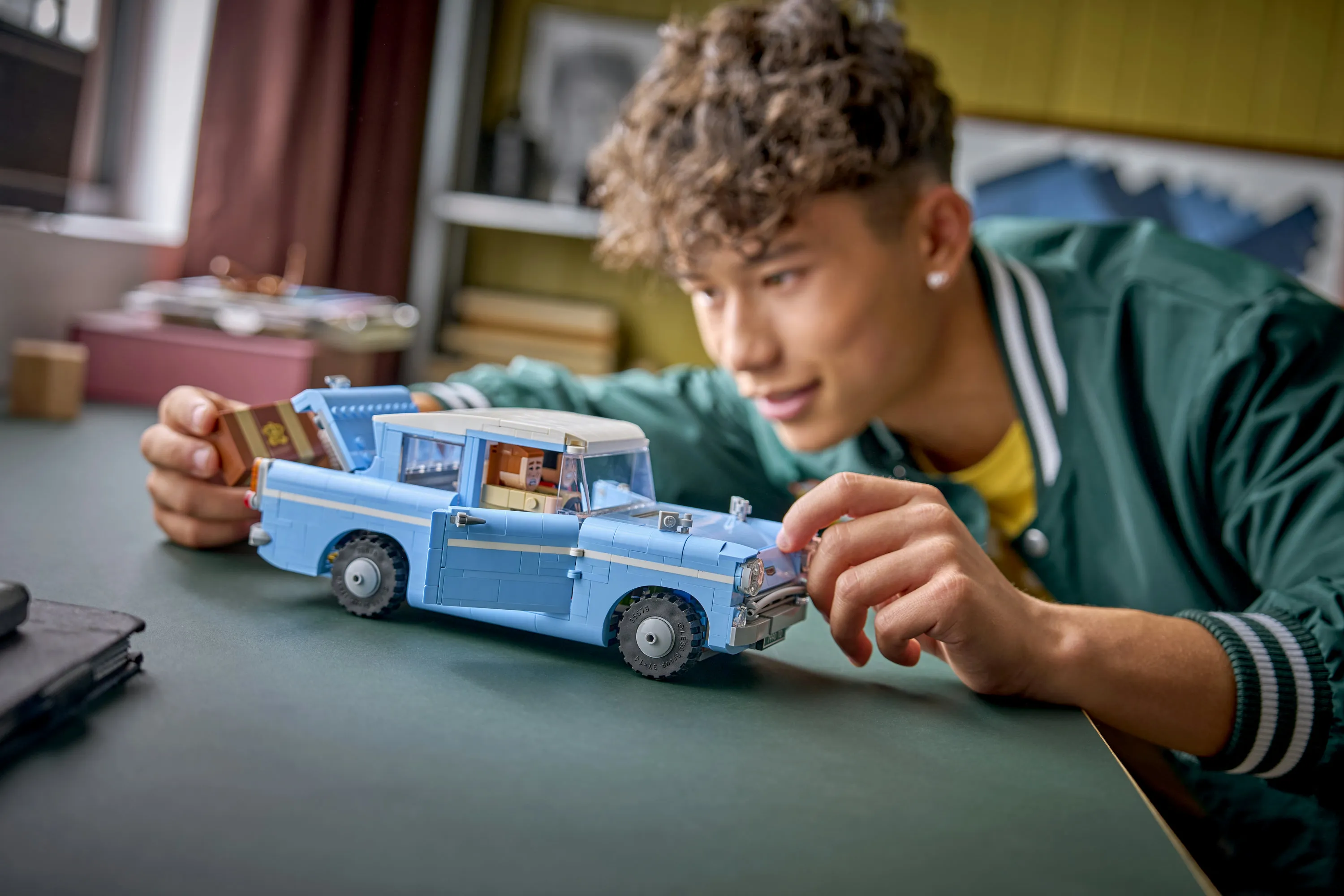 LEGO Harry Potter The Magical Flying Ford Anglia 76470