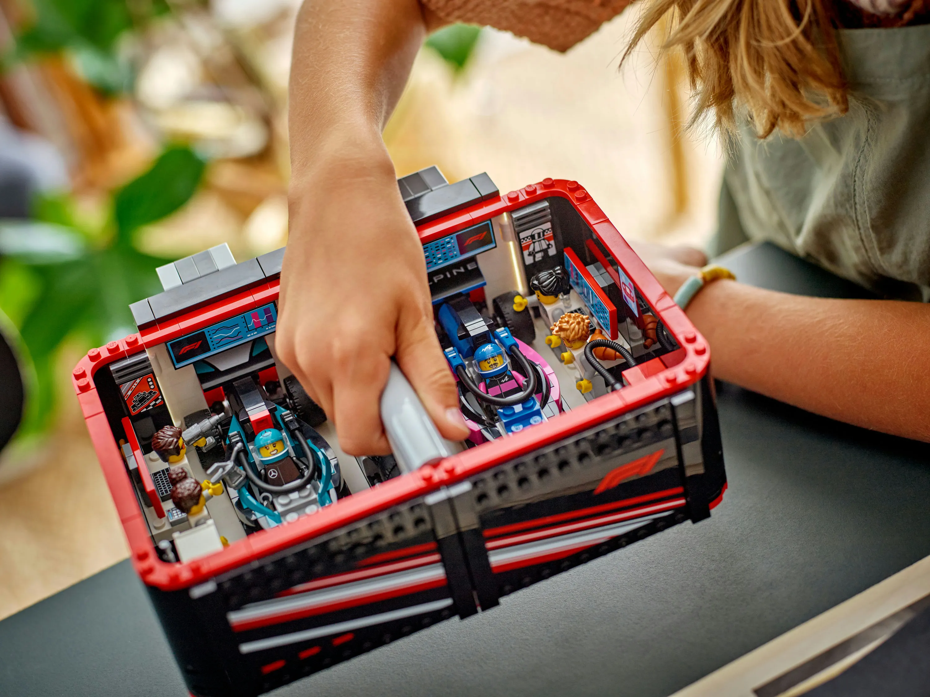 LEGO City F1-varikkotalli Mercedes-AMG- ja Alpine-autoilla 60444