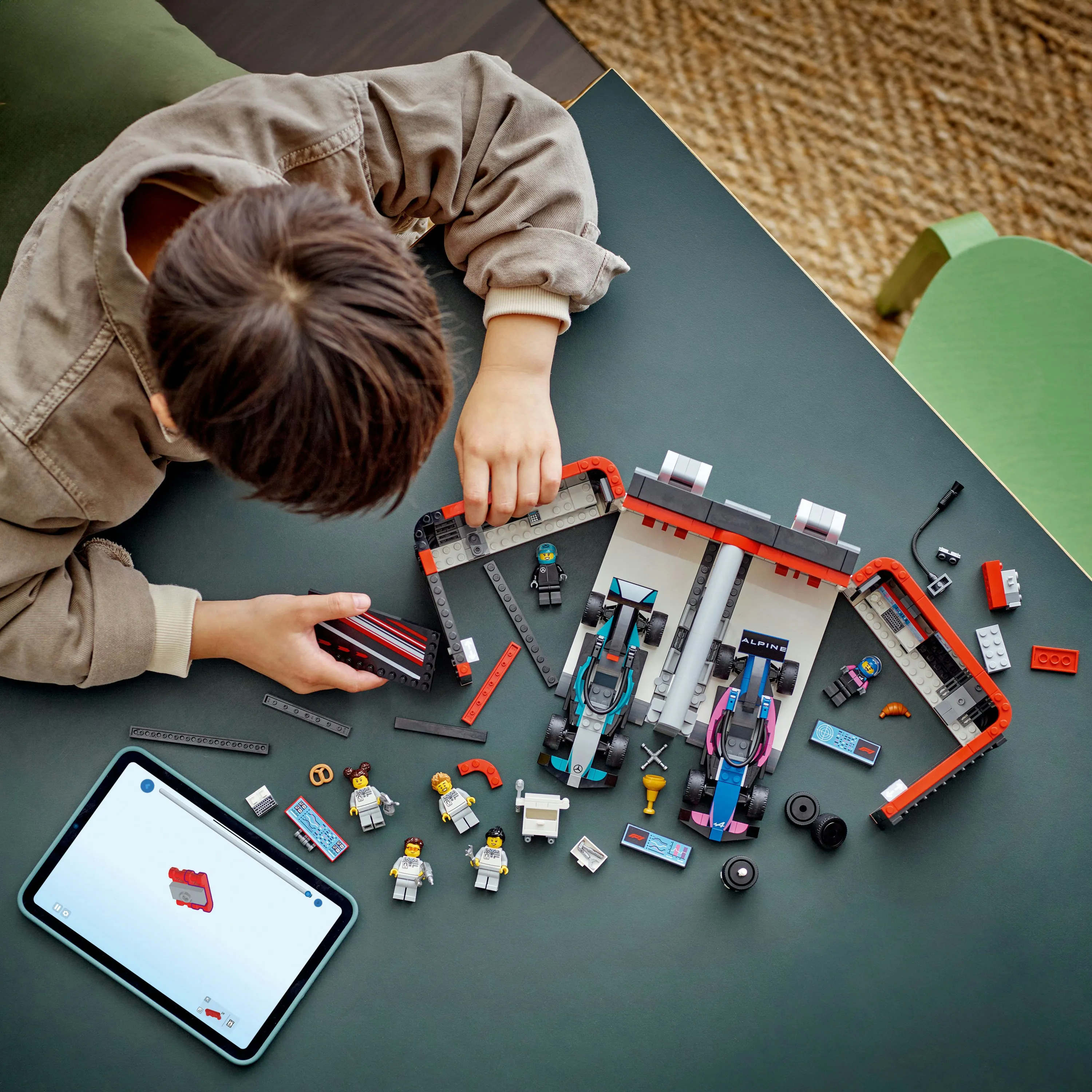 LEGO City F1-varikkotalli Mercedes-AMG- ja Alpine-autoilla 60444