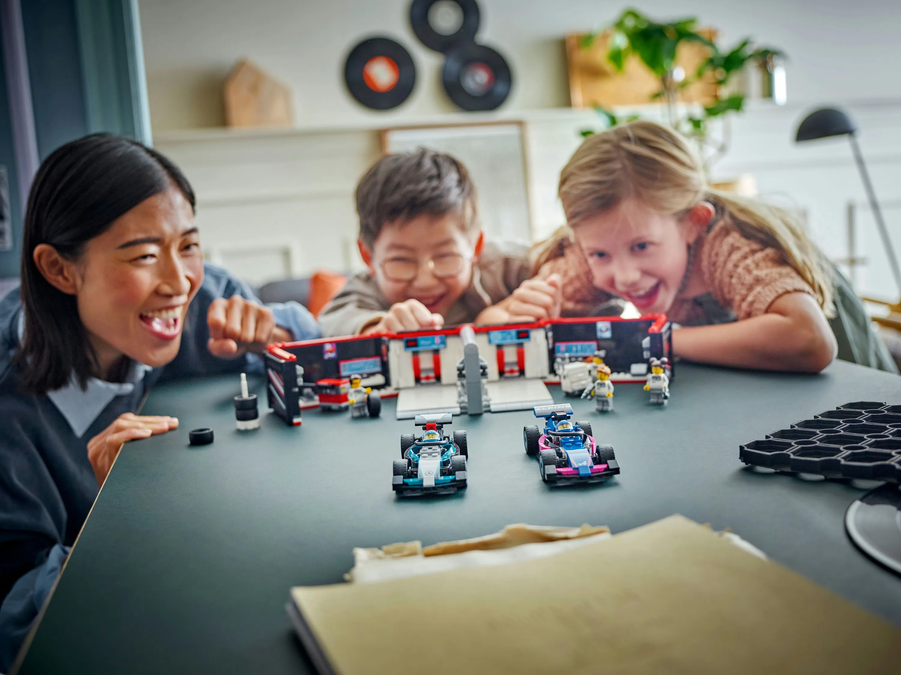 LEGO City F1-varikkotalli Mercedes-AMG- ja Alpine-autoilla 60444