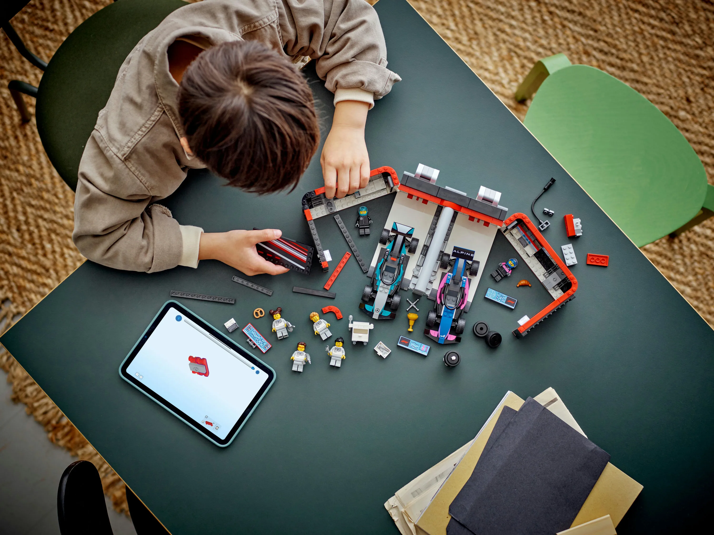 LEGO City F1-varikkotalli Mercedes-AMG- ja Alpine-autoilla 60444