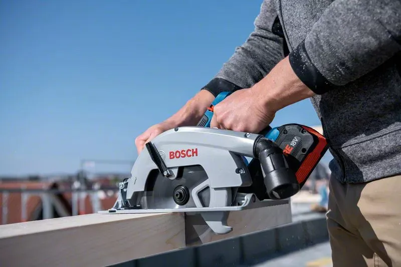 Bosch GKS 18V-70 L Professional - sladdl&ouml;s cirkels&aring;g, inkl. 2 batterier