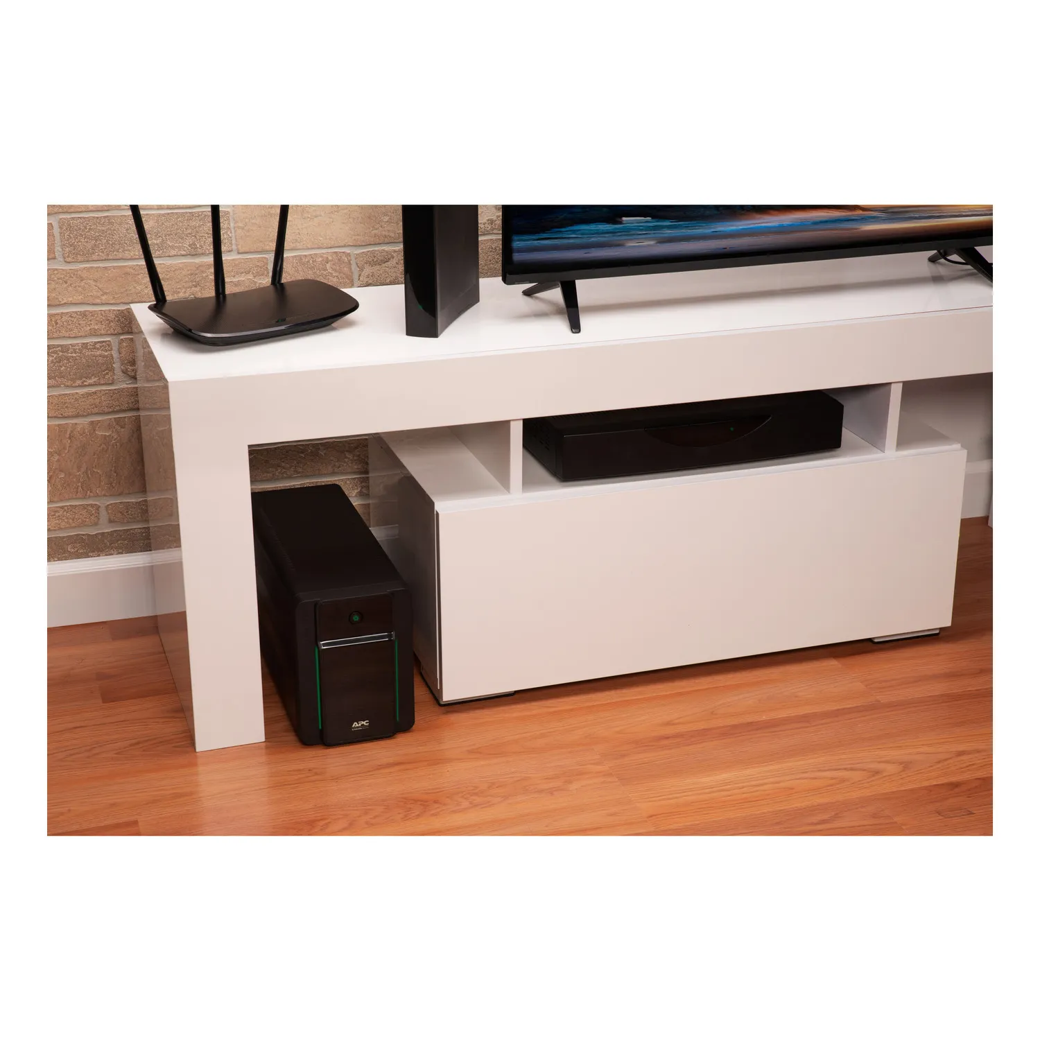 APC EASY UPS 1600VA, 230V, AVR, SCHUKO SOCKETS