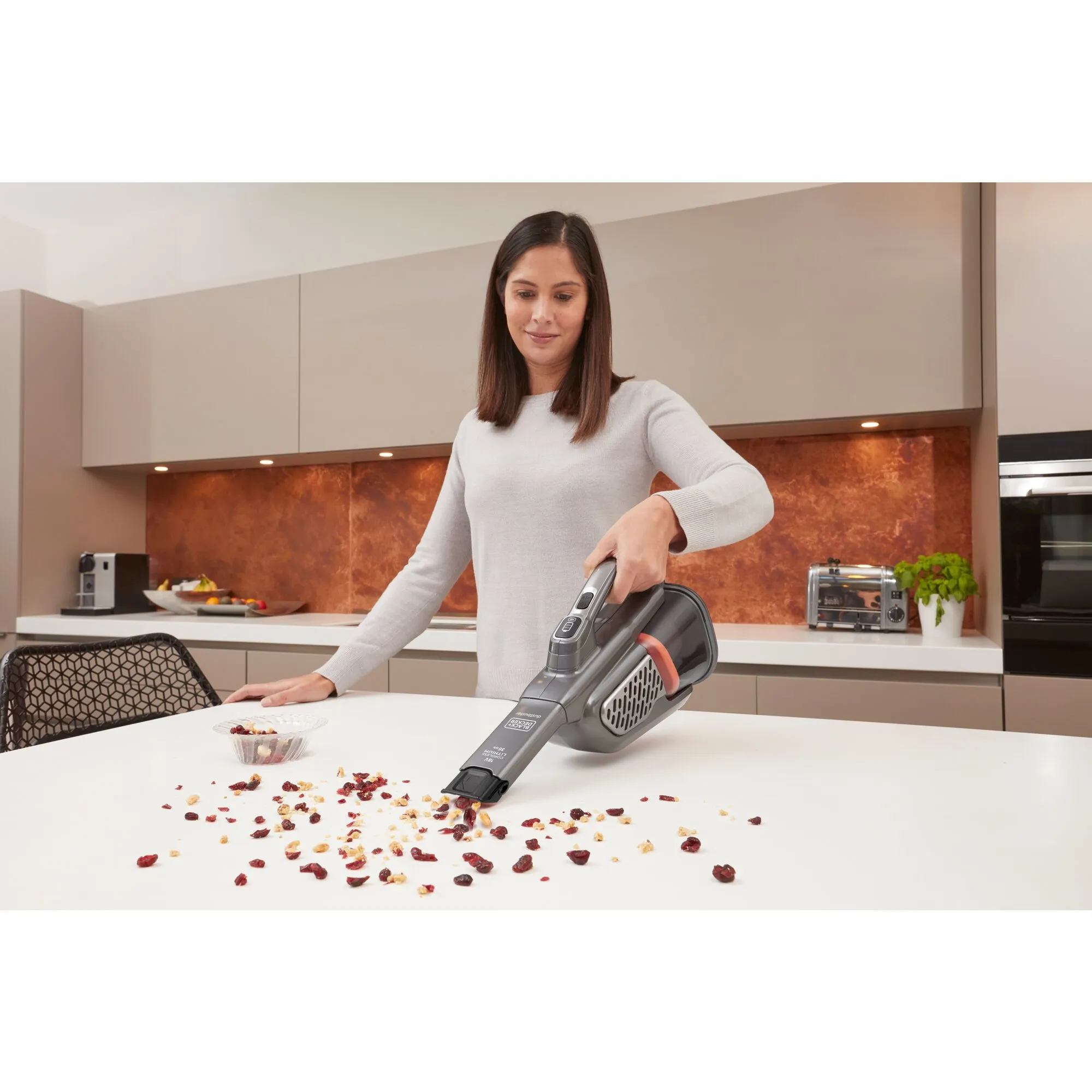 BLACK+DECKER BHHV520JF 18 V 2.0 Ah 0.7 L -k&auml;sik&auml;ytt&ouml;inen imuri, musta, hopea, titaani