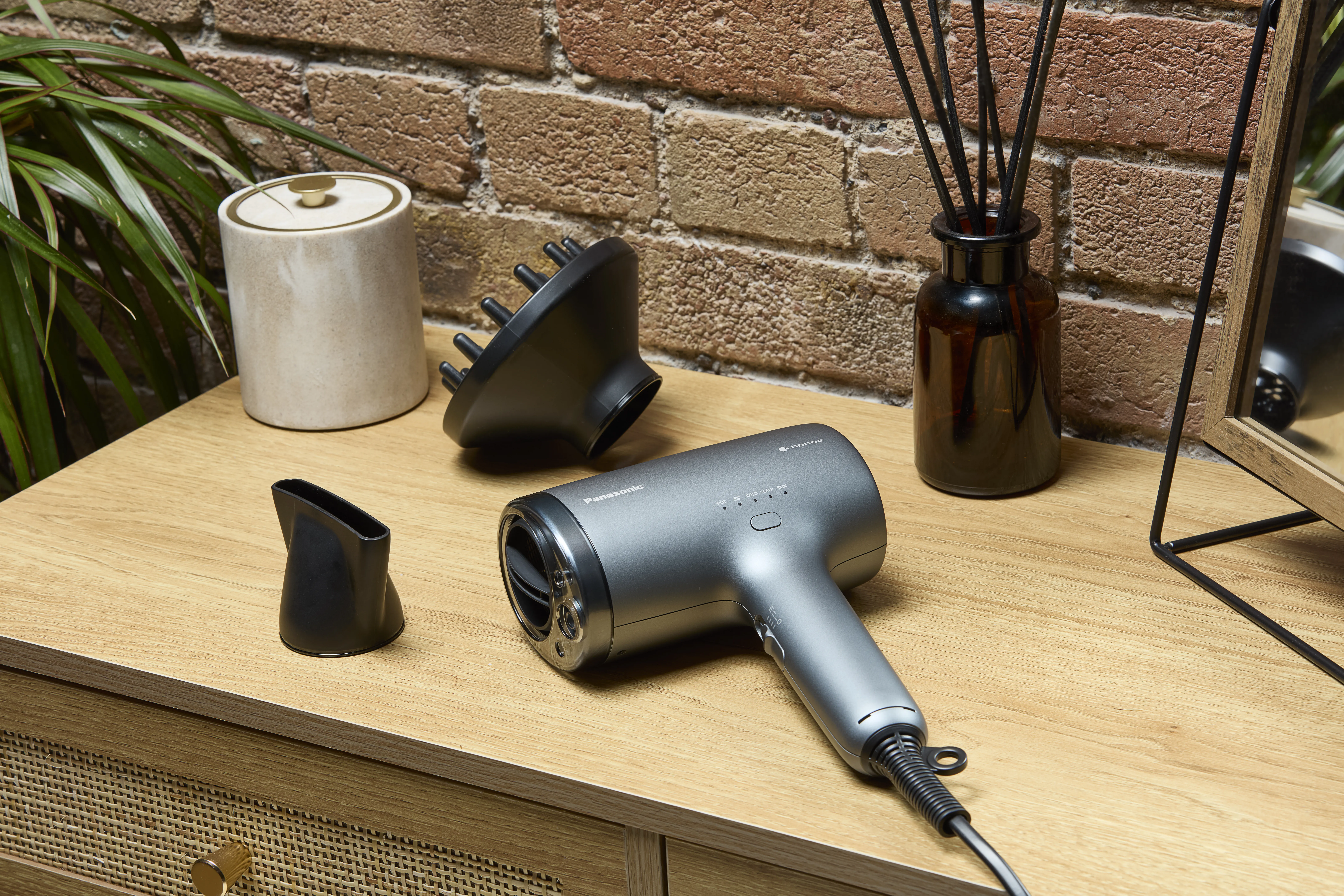 Panasonic EH-NA9N-H825, 1600 W -hiustenkuivaaja, tummanharmaa