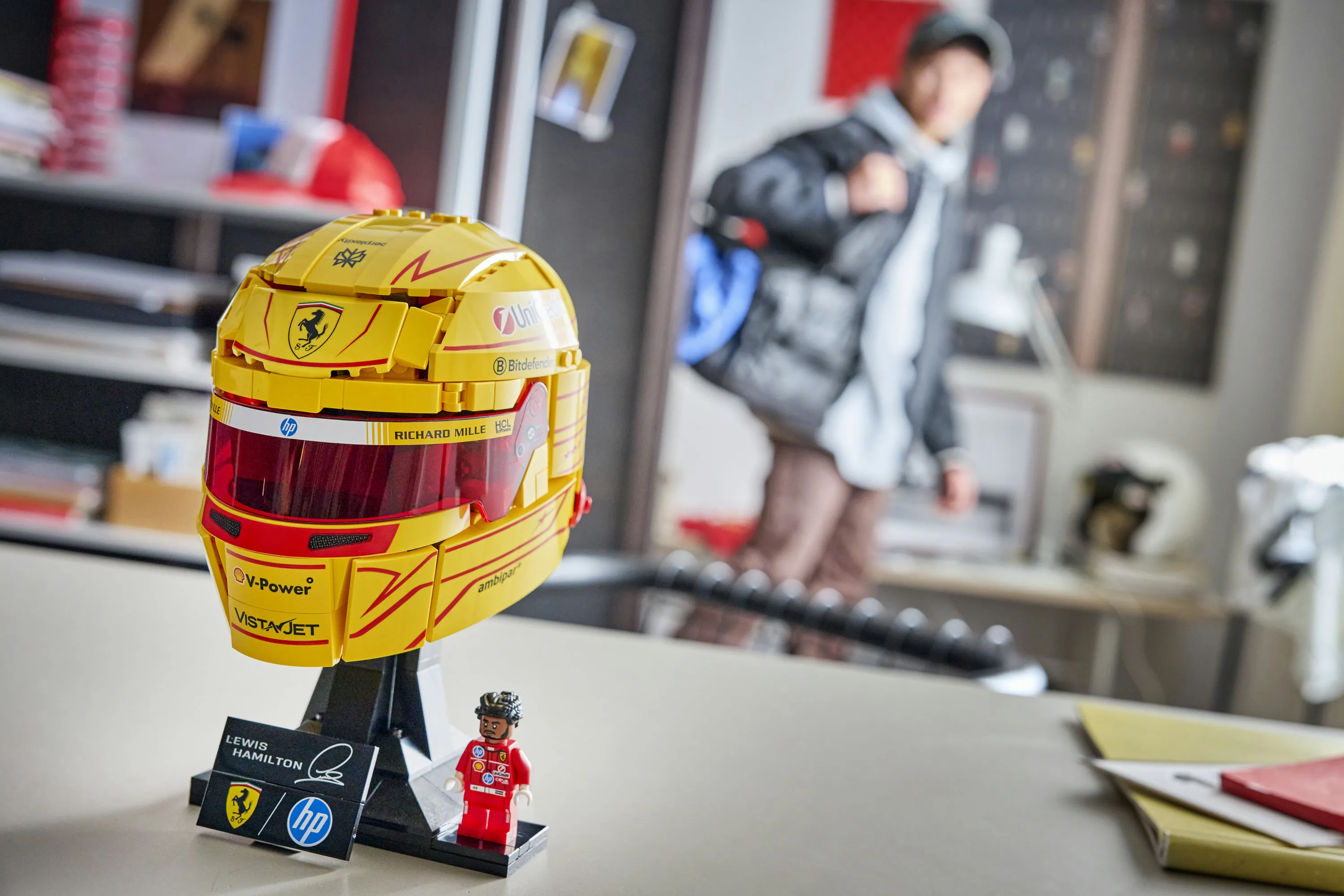 LEGO Formula 1 Editions Scuderia Ferrari HP -kyp&auml;r&auml; &ndash; Lewis Hamilton 43022