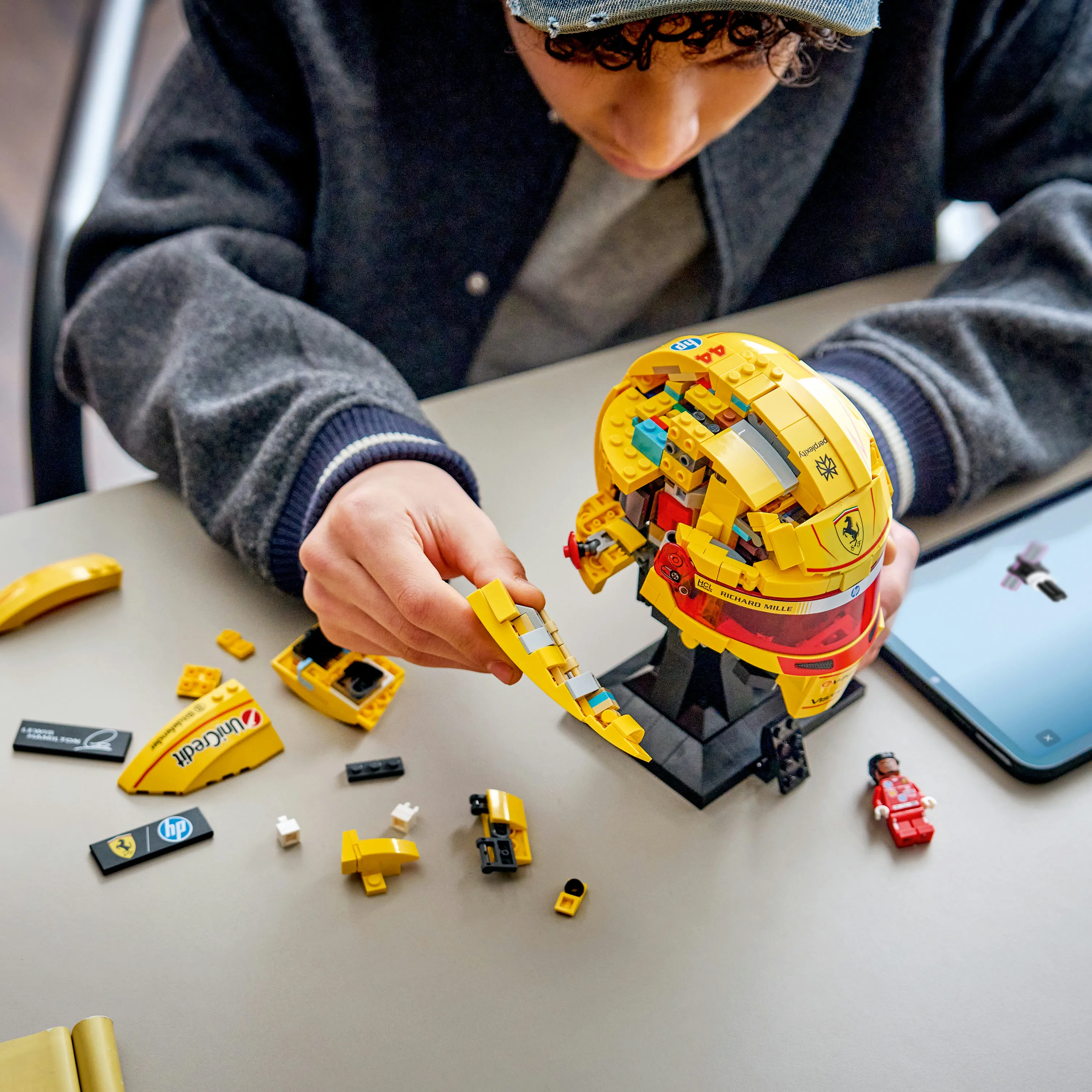 LEGO Formula 1 Editions Scuderia Ferrari HP -kyp&auml;r&auml; &ndash; Lewis Hamilton 43022