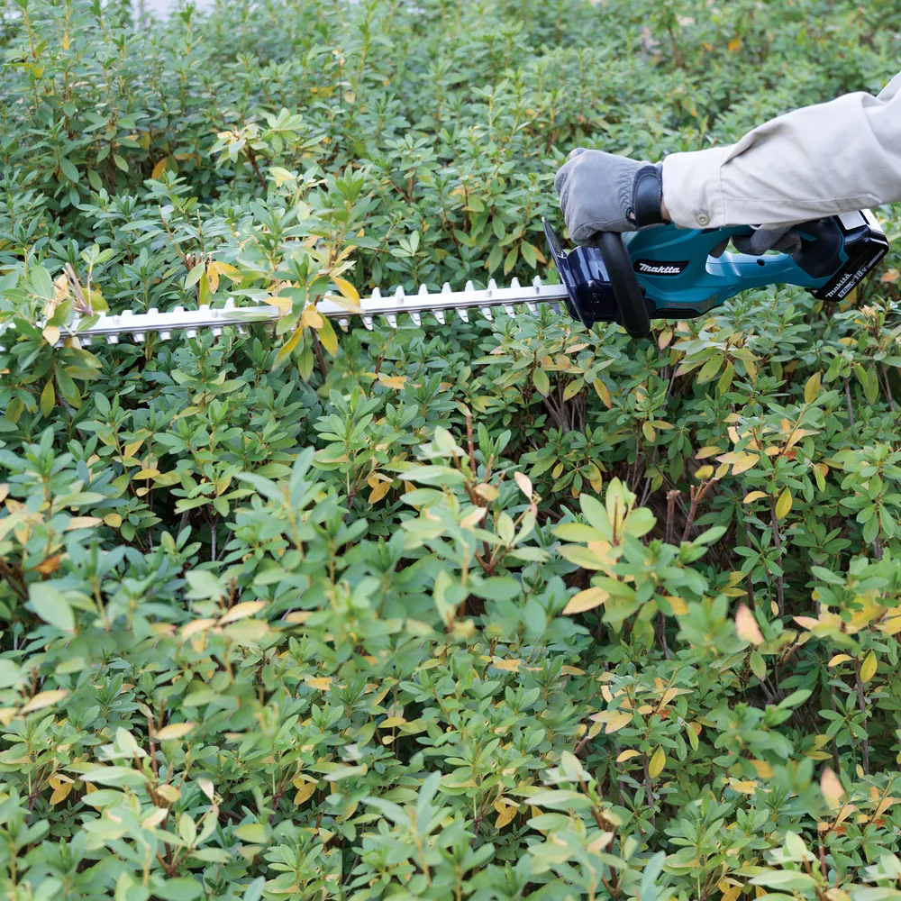 Makita &ndash; 18 V:n akkuk&auml;ytt&ouml;inen pensasleikkuri