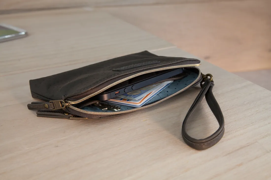 *Golla AIR Wristlet G1635 Ash, tumman harmaa, pussukka-malli vetoketjulla, sis&auml;ll&auml; sivutasku. Sivussa vetoketjutasku. Rannelenkki. Materiaali PU. Yhteensopiva: