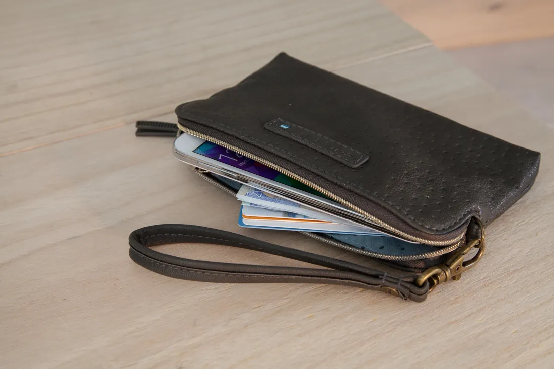 *Golla AIR Wristlet G1635 Ash, tumman harmaa, pussukka-malli vetoketjulla, sis&auml;ll&auml; sivutasku. Sivussa vetoketjutasku. Rannelenkki. Materiaali PU. Yhteensopiva: