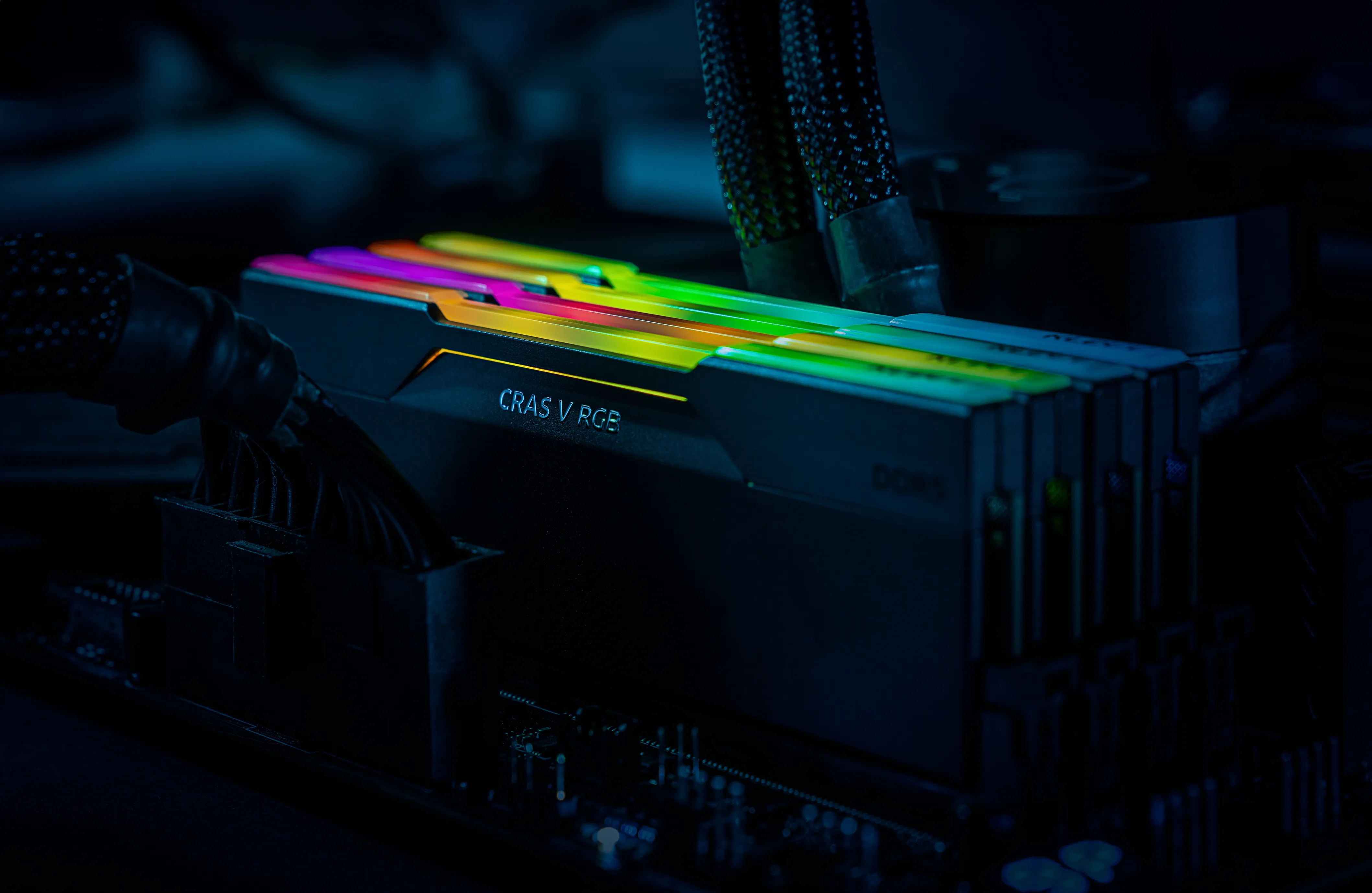 KLEVV CRAS V RGB 32 Gt (2 x 16 Gt) DDR5 6400 MHz, CL30 -muisti (EXPO)