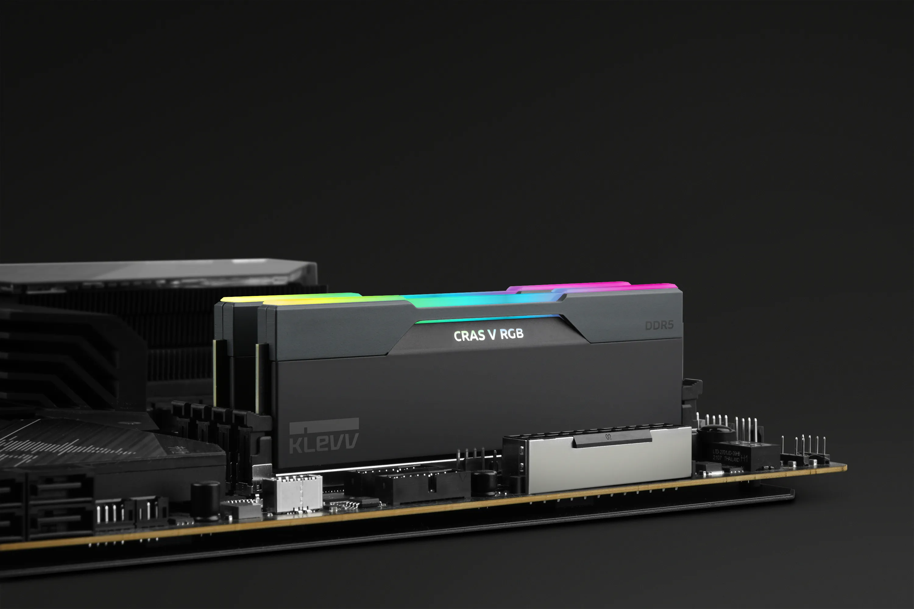 KLEVV CRAS V RGB 32 Gt (2 x 16 Gt) DDR5 6400 MHz, CL30 -muisti (EXPO)