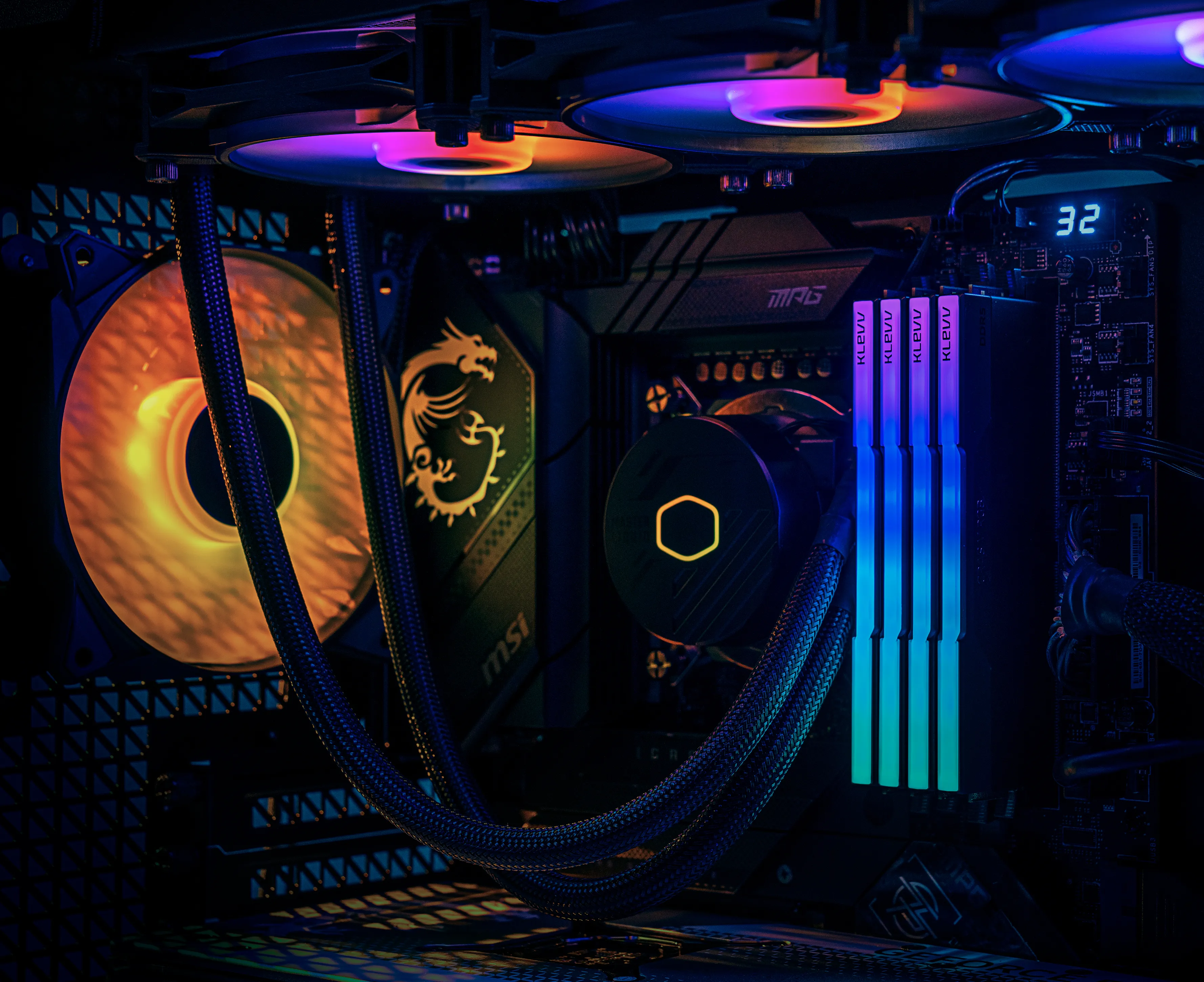 KLEVV CRAS V RGB 32 Gt (2 x 16 Gt) DDR5 6400 MHz, CL30 -muisti (EXPO)