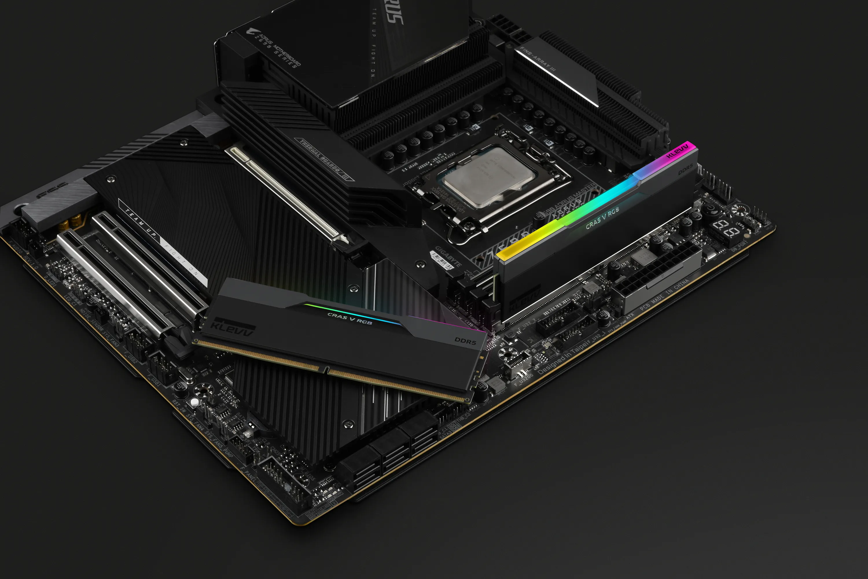 KLEVV CRAS V RGB 32 Gt (2 x 16 Gt) DDR5 6400 MHz, CL30 -muisti (EXPO)
