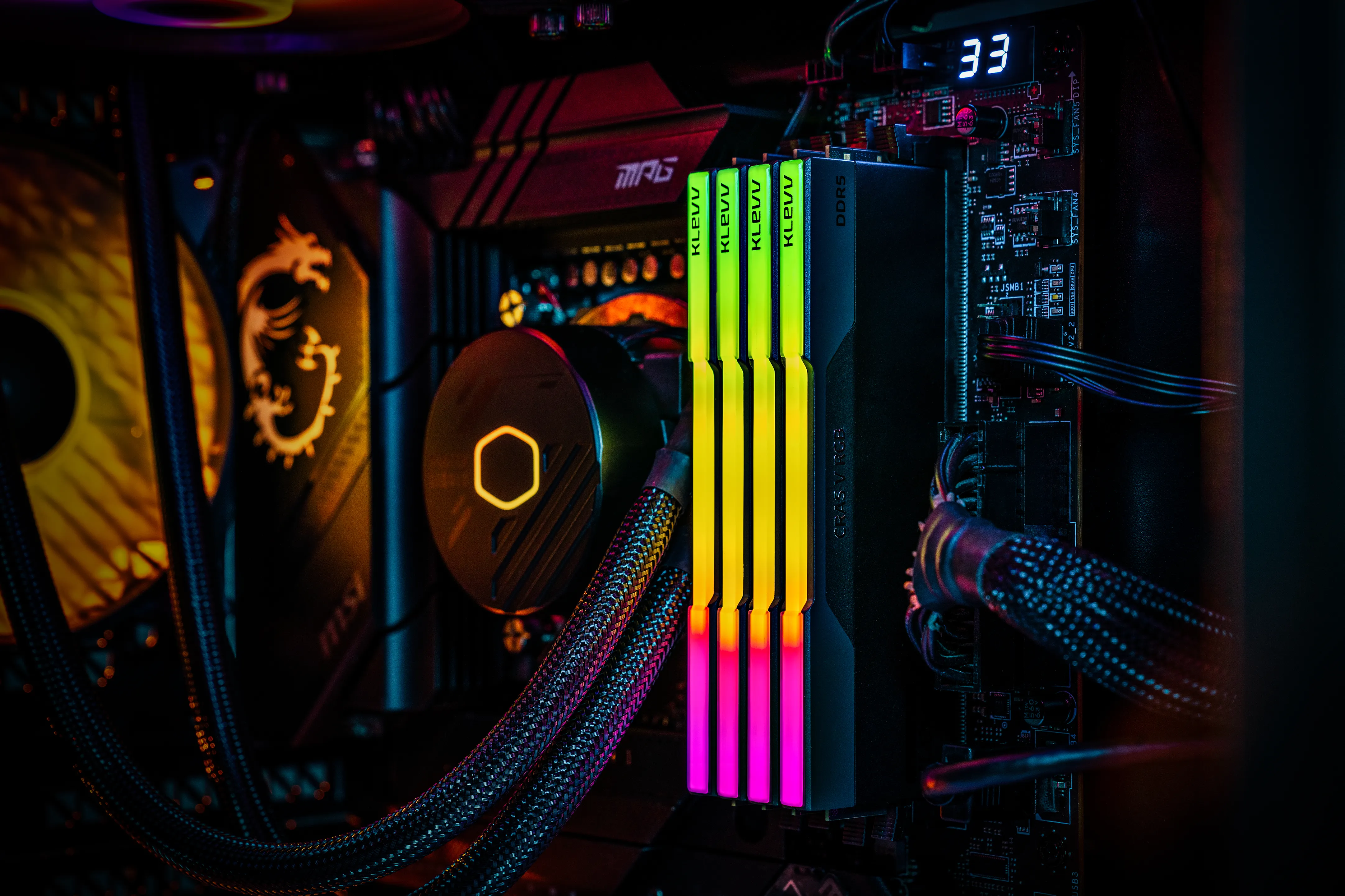 KLEVV CRAS V RGB 32 Gt (2 x 16 Gt) DDR5 6400 MHz, CL30 -muisti (EXPO)