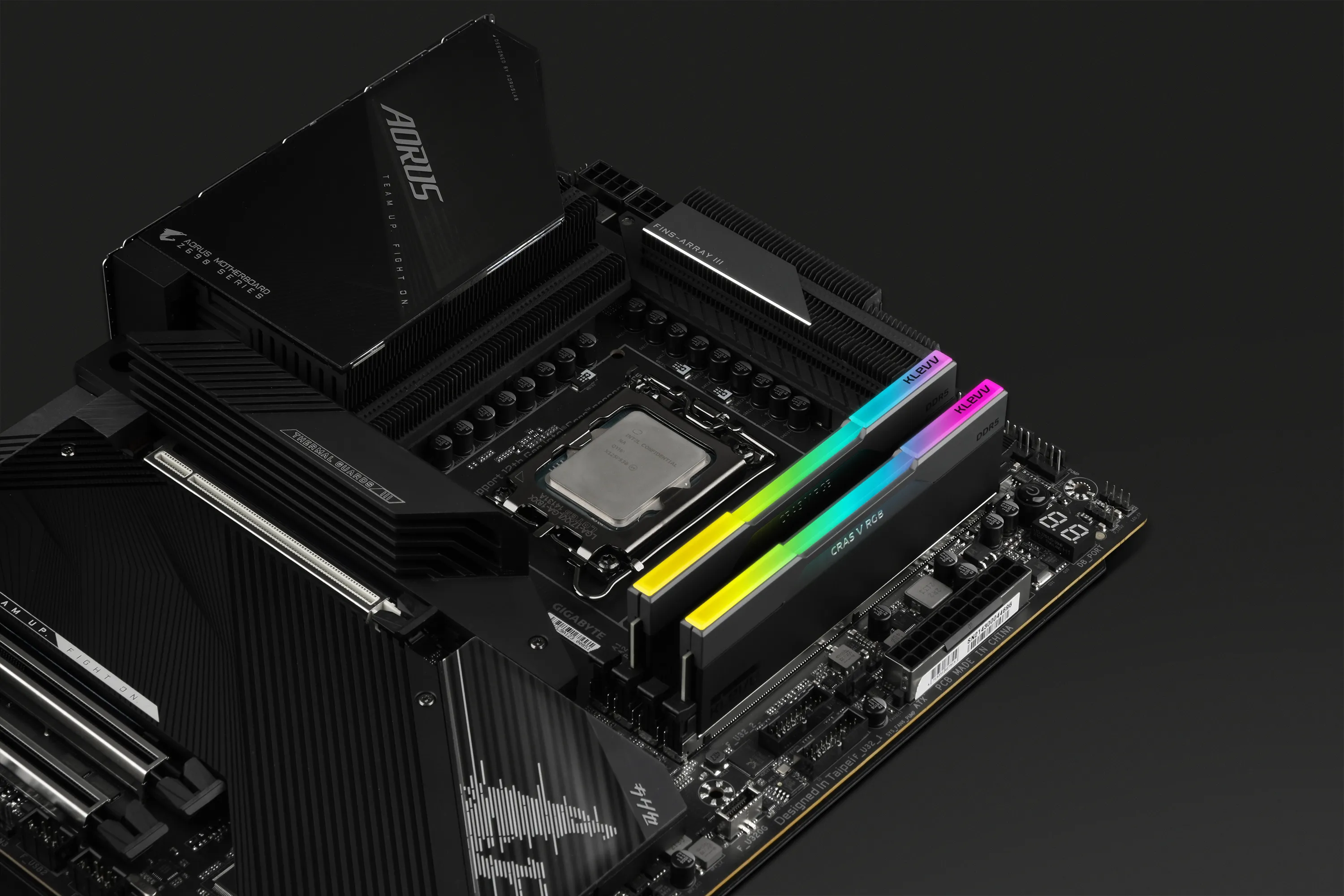 KLEVV CRAS V RGB 32 Gt (2 x 16 Gt) DDR5 6400 MHz, CL30 -muisti (EXPO)