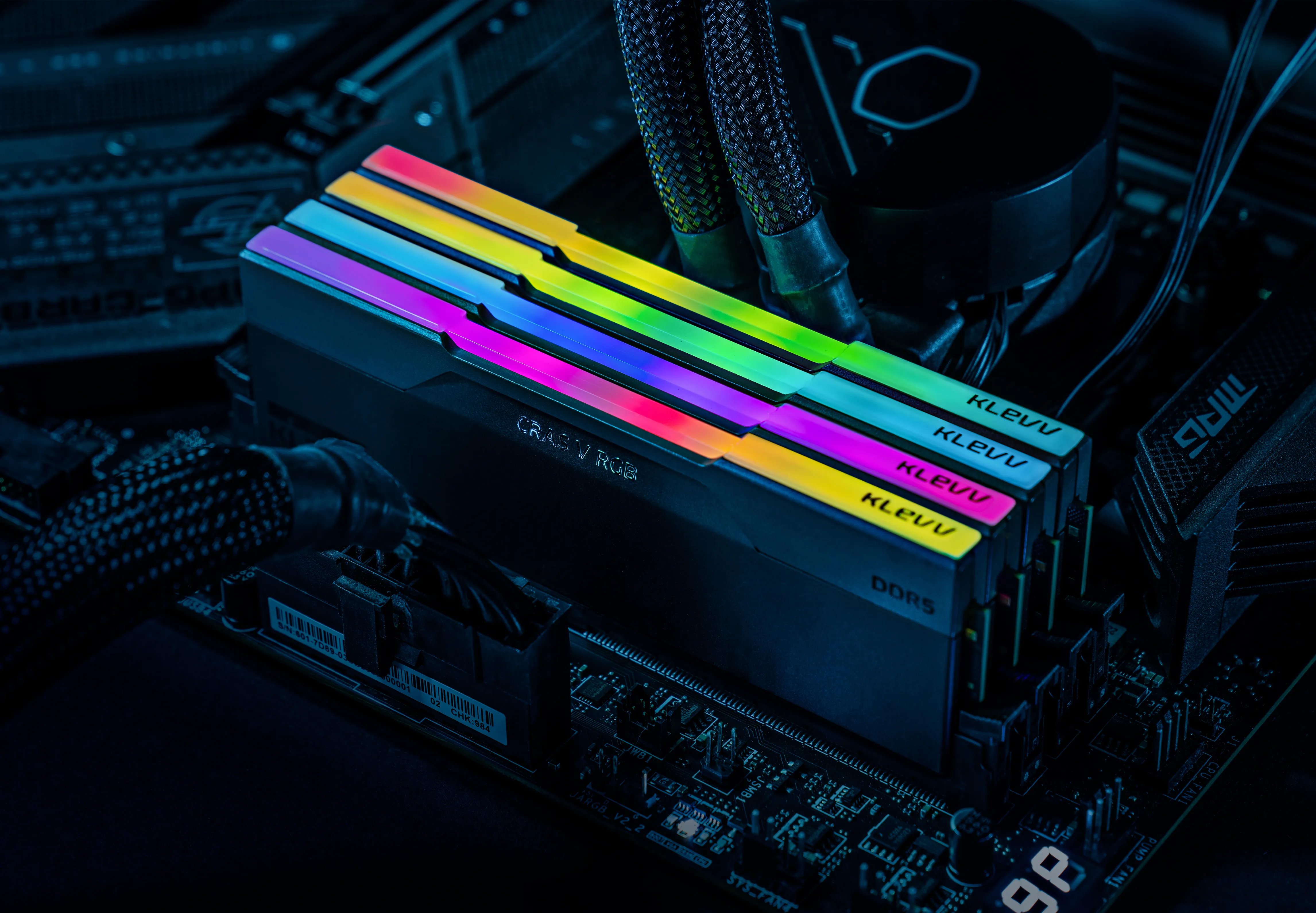 KLEVV CRAS V RGB 32 Gt (2 x 16 Gt) DDR5 6400 MHz, CL30 -muisti (EXPO)