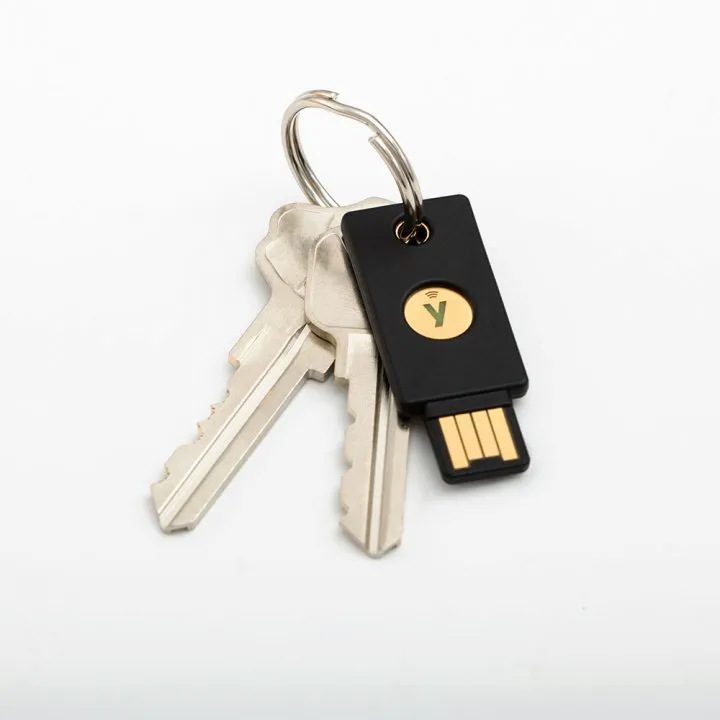 Yubico YubiKey 5 NFC Sikkerhedsn&oslash;gle til system