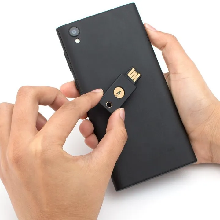 Yubico YubiKey 5 NFC Sikkerhedsn&oslash;gle til system