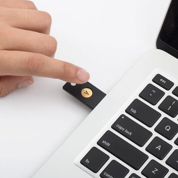 Yubico YubiKey 5 NFC Sikkerhedsn&oslash;gle til system