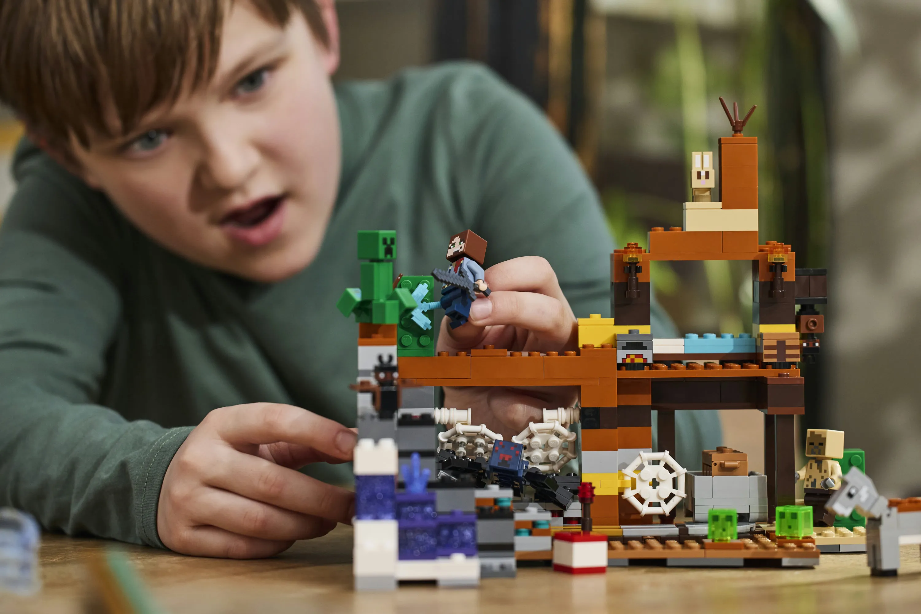 LEGO Minecraft Er&auml;maan kaivoskuilu 21263