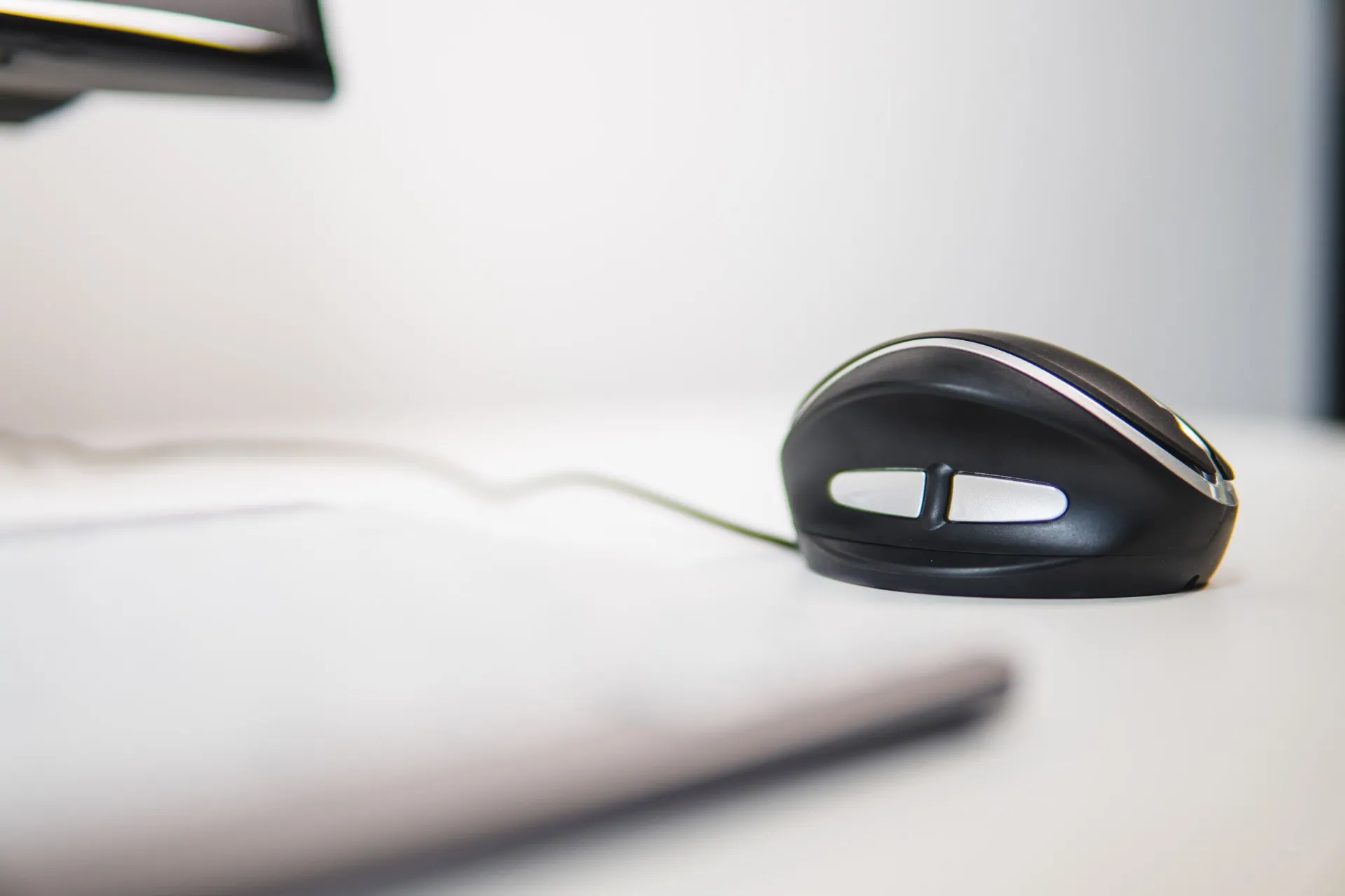 BakkerElkhuizen Oyster Mouse tr&aring;dbunden ergonomisk mus