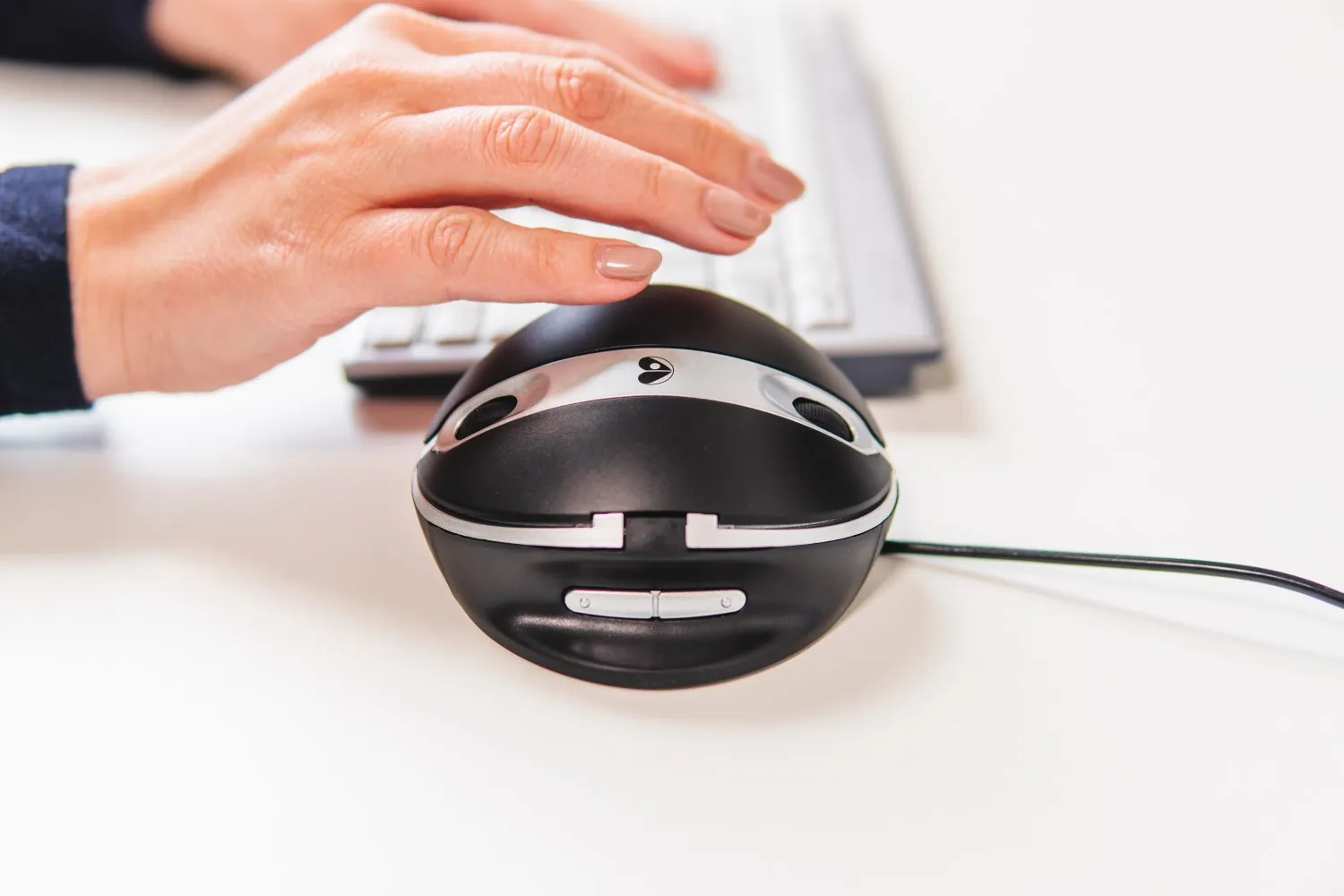 BakkerElkhuizen Oyster Mouse tr&aring;dbunden ergonomisk mus