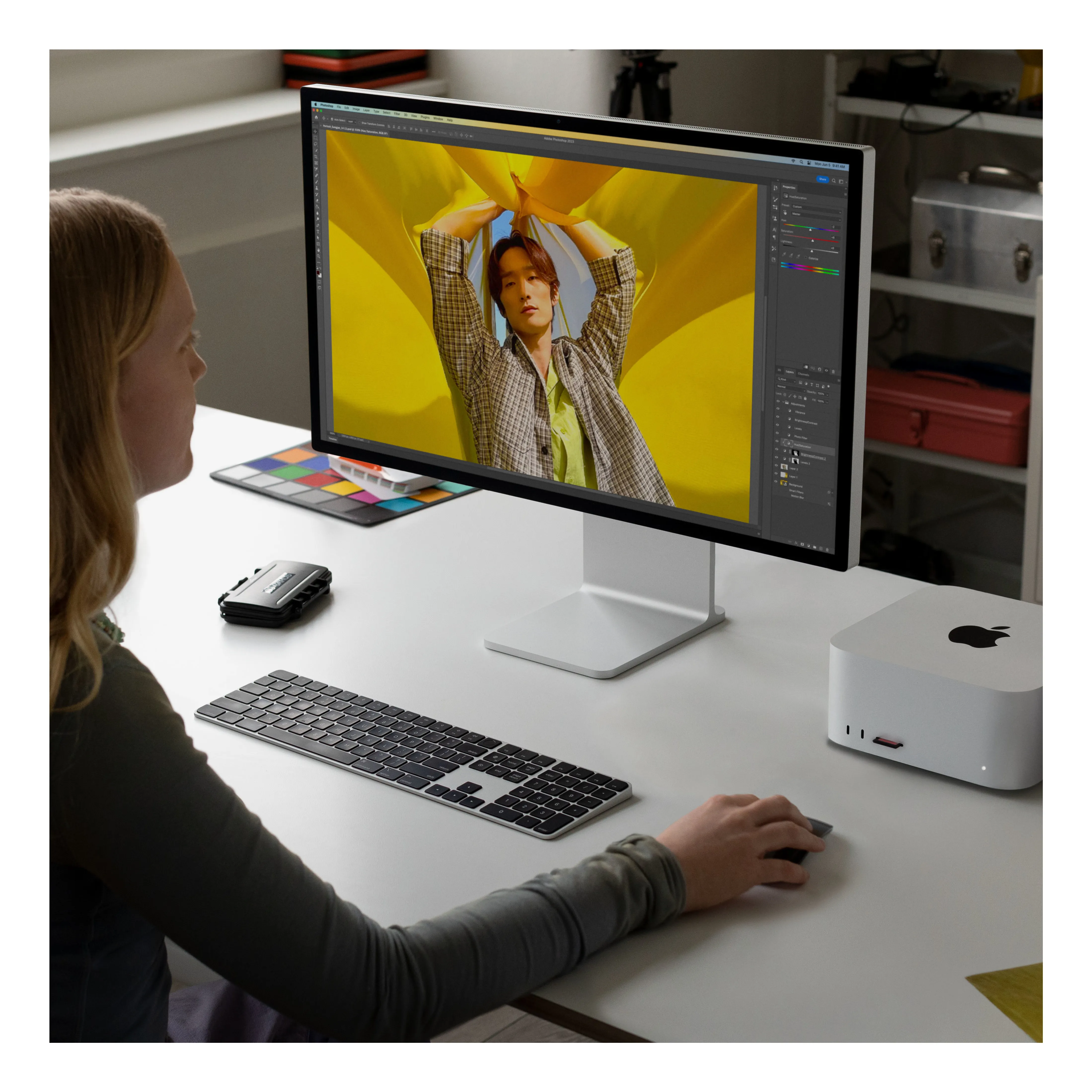 Apple Mac Studio, M2 Ultra (24C CPU, 60C GPU), 1Tt, 64 Gt -tietokone, Hopea (2023)