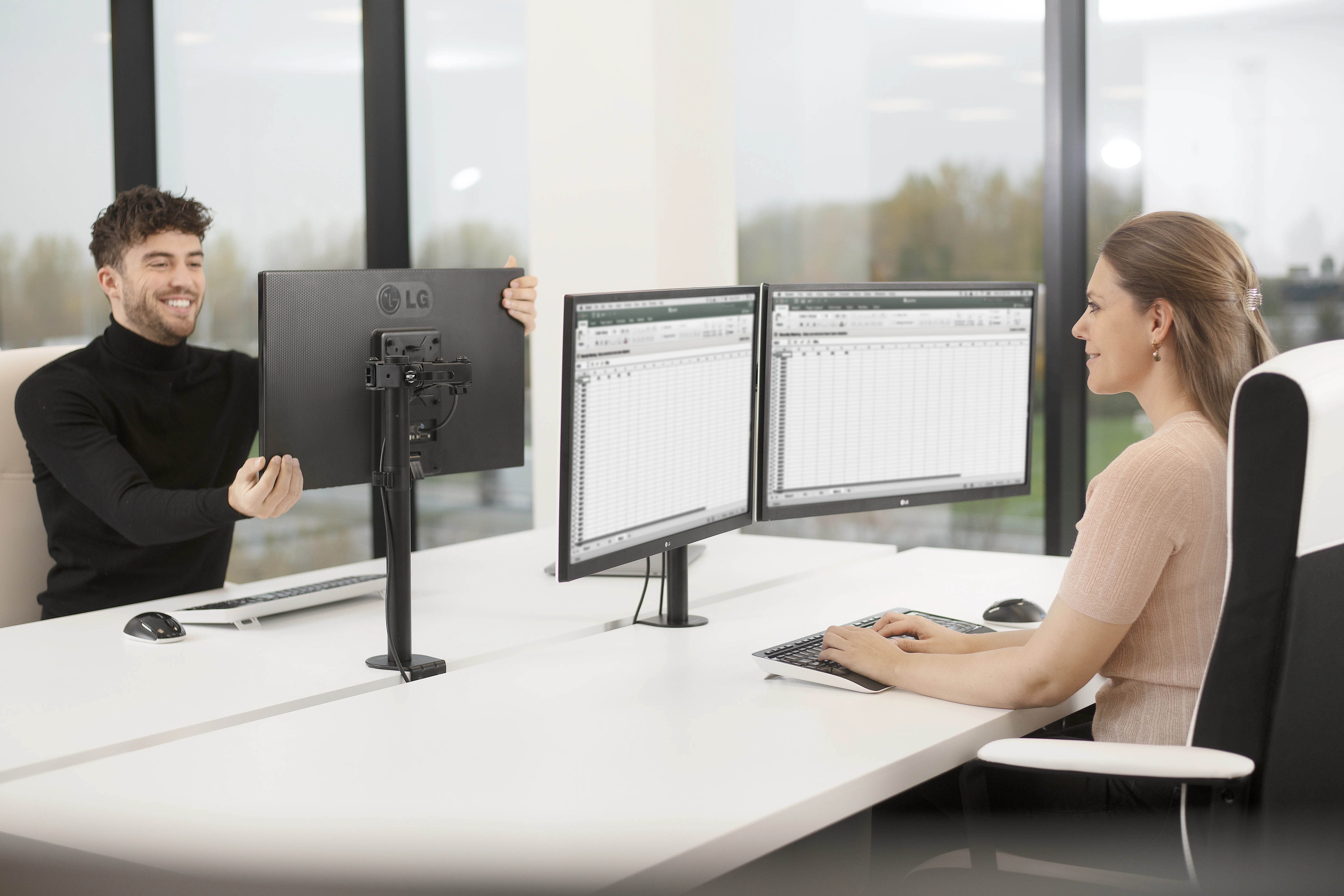 VISION VFM-DPD2B Desk Mount, for 2 monitors, 13-27", full-motion, 8kg, VESA 75/100, Black