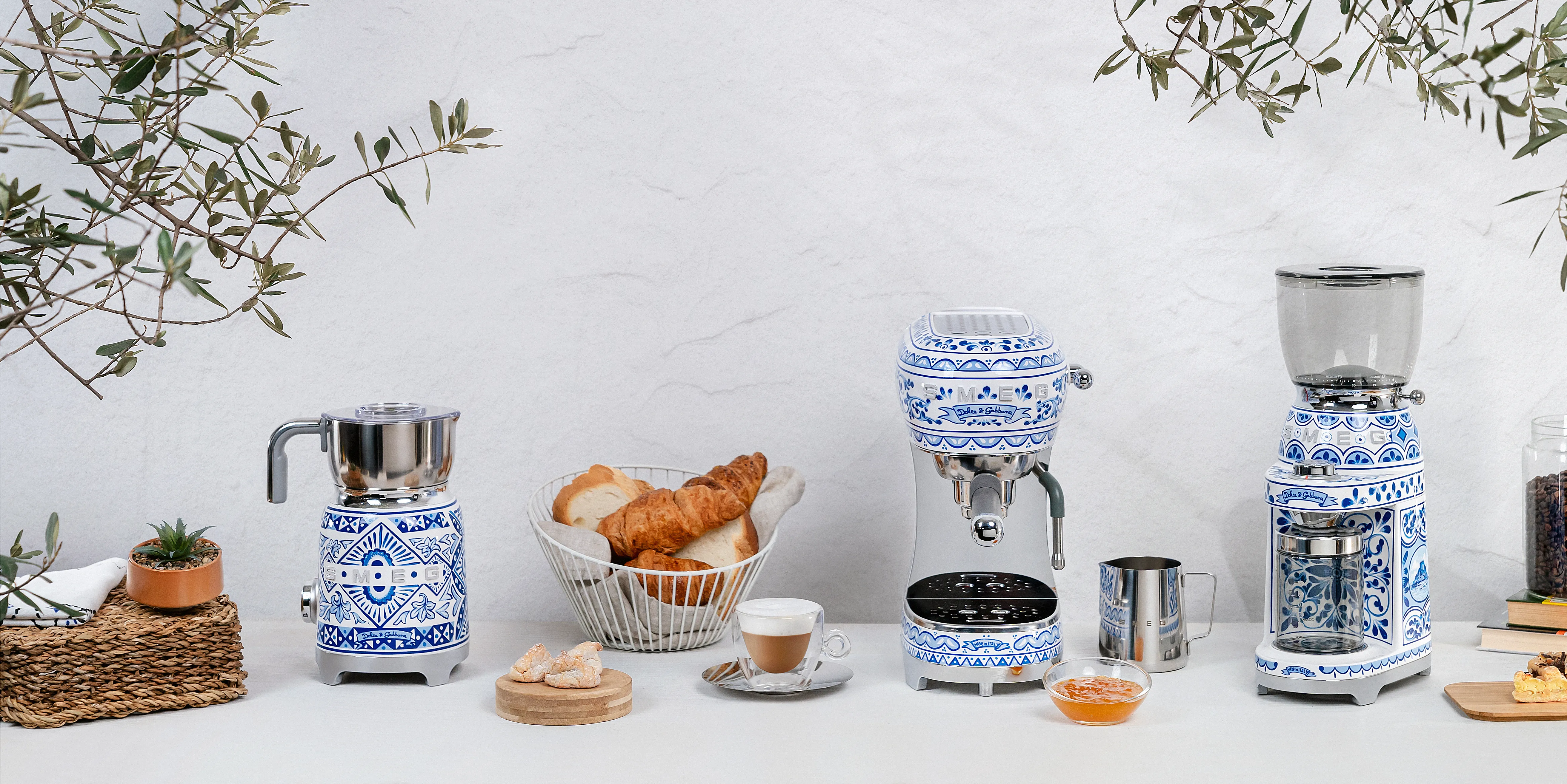 Smeg Blu Mediterraneo ECF02DGBEU manuell espressomaskin, bl&aring;