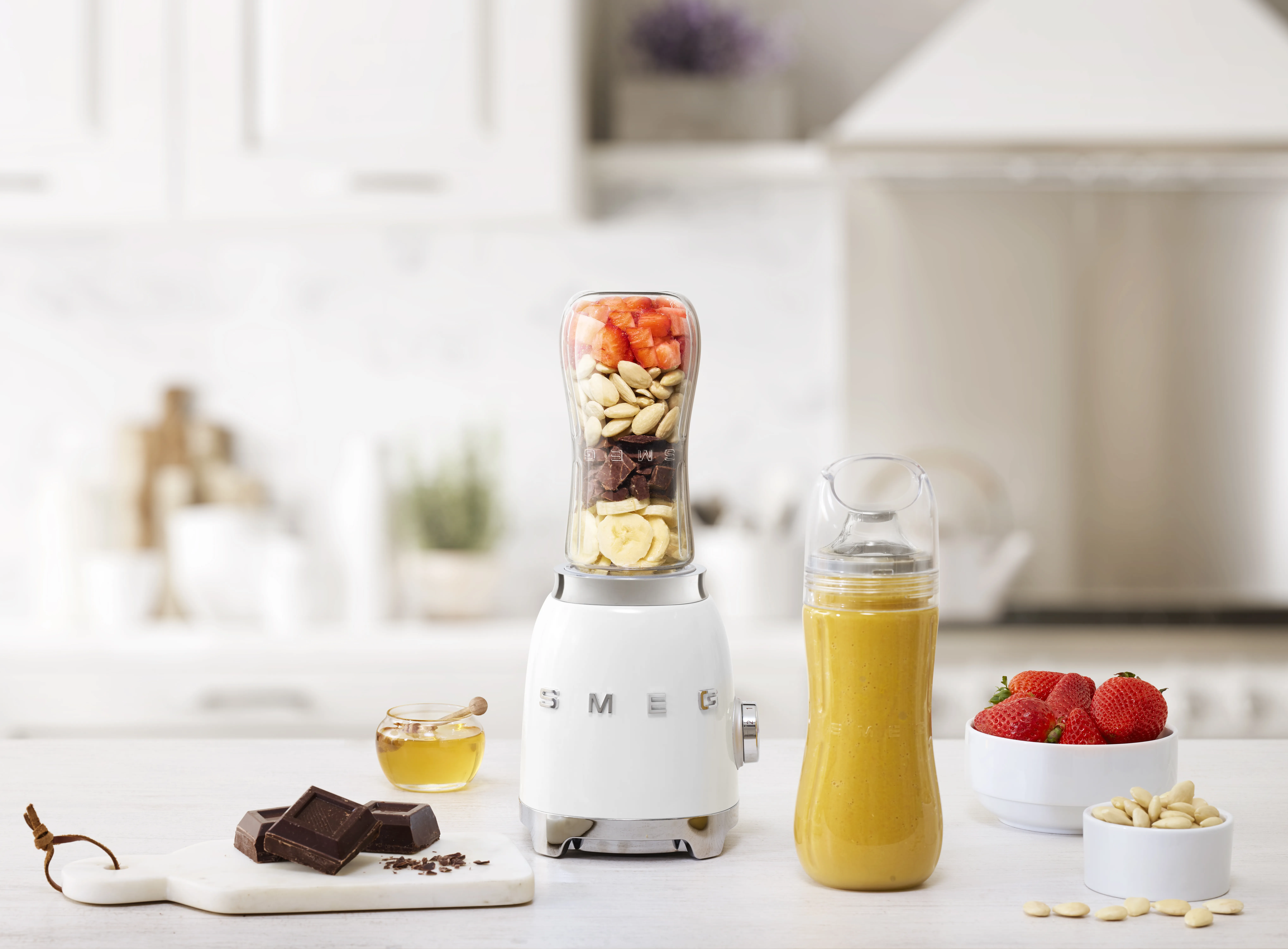 Smeg 50's Style PBF01WHEU 300W 0.6L Blender, White