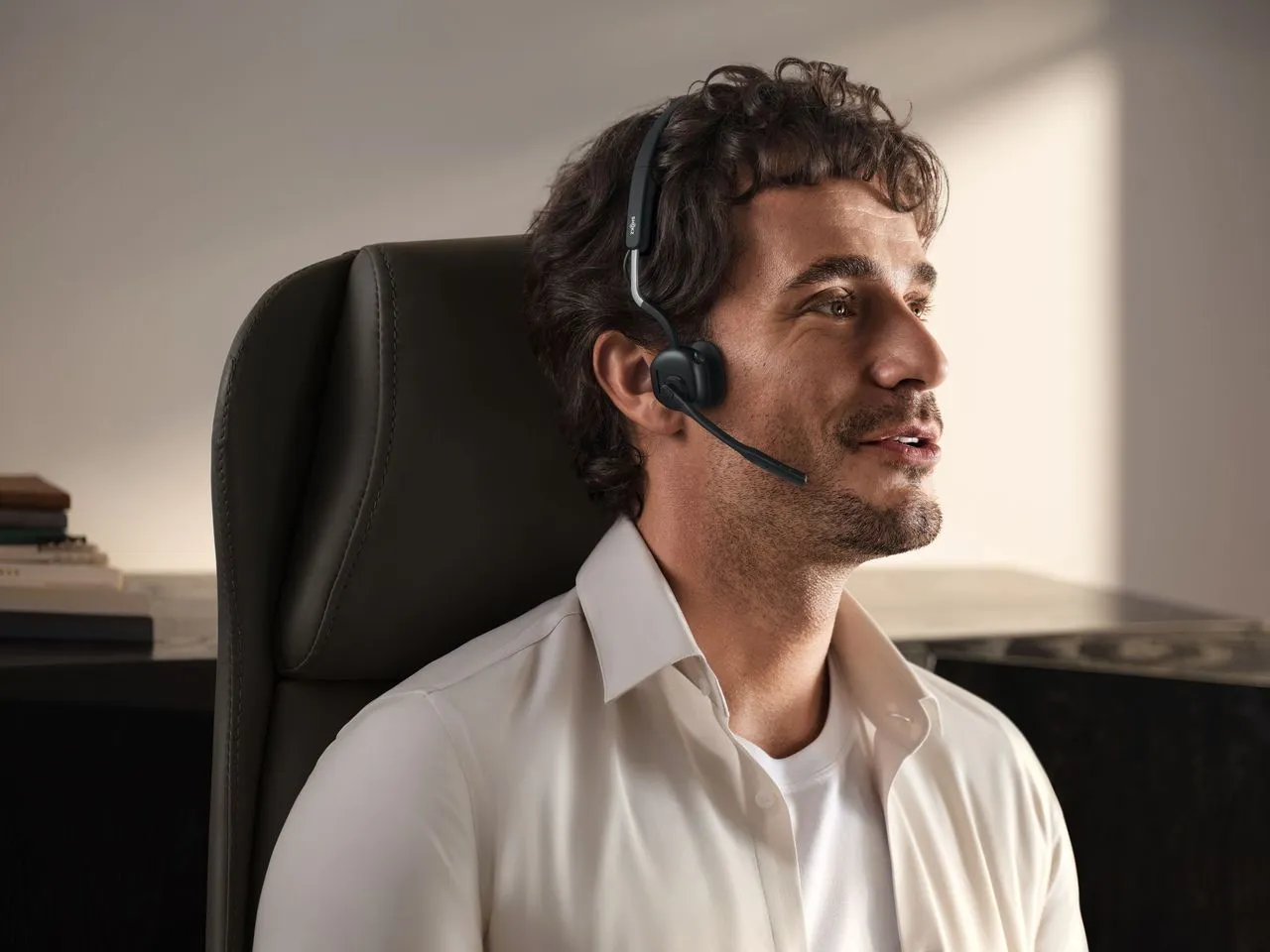 Shokz OpenMeet UC -langaton kuulokemikrofoni + USB-C-sovitin, musta