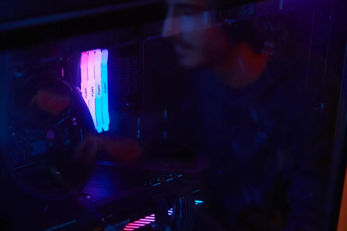Kingston FURY Renegade RGB 24 Gt (1 x 24 Gt) DDR5 8000 MHz, CL38 -muisti, musta/hopea (XMP)