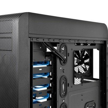 THERMALTAKE Core V71 Big Tower 3 preinstalled 20cm LED fans, I/O ports with 2x USB 2.0, 2x USB 3.0, 1 HD Audio, side window