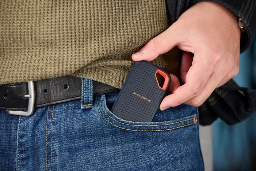 SanDisk Extreme Portable SSD 1 Tt USB 3.2 Gen 2x2 (USB-C) -ulkoinen SSD, iskunkest&auml;v&auml;, laitteistosalaus, salasanasuojaus, roiskesuojattu, punainen, sininen