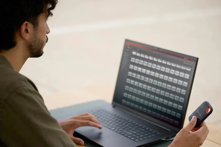 SanDisk Extreme Portable SSD 1 Tt USB 3.2 Gen 2x2 (USB-C) -ulkoinen SSD, iskunkest&auml;v&auml;, laitteistosalaus, salasanasuojaus, roiskesuojattu, punainen, sininen