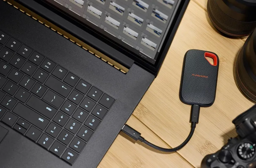 SanDisk Extreme Portable SSD 1 Tt USB 3.2 Gen 2x2 (USB-C) -ulkoinen SSD, iskunkest&auml;v&auml;, laitteistosalaus, salasanasuojaus, roiskesuojattu, punainen, sininen