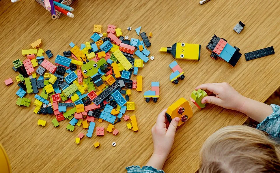 LEGO Classic Creative Fun in Neon Colors 11027