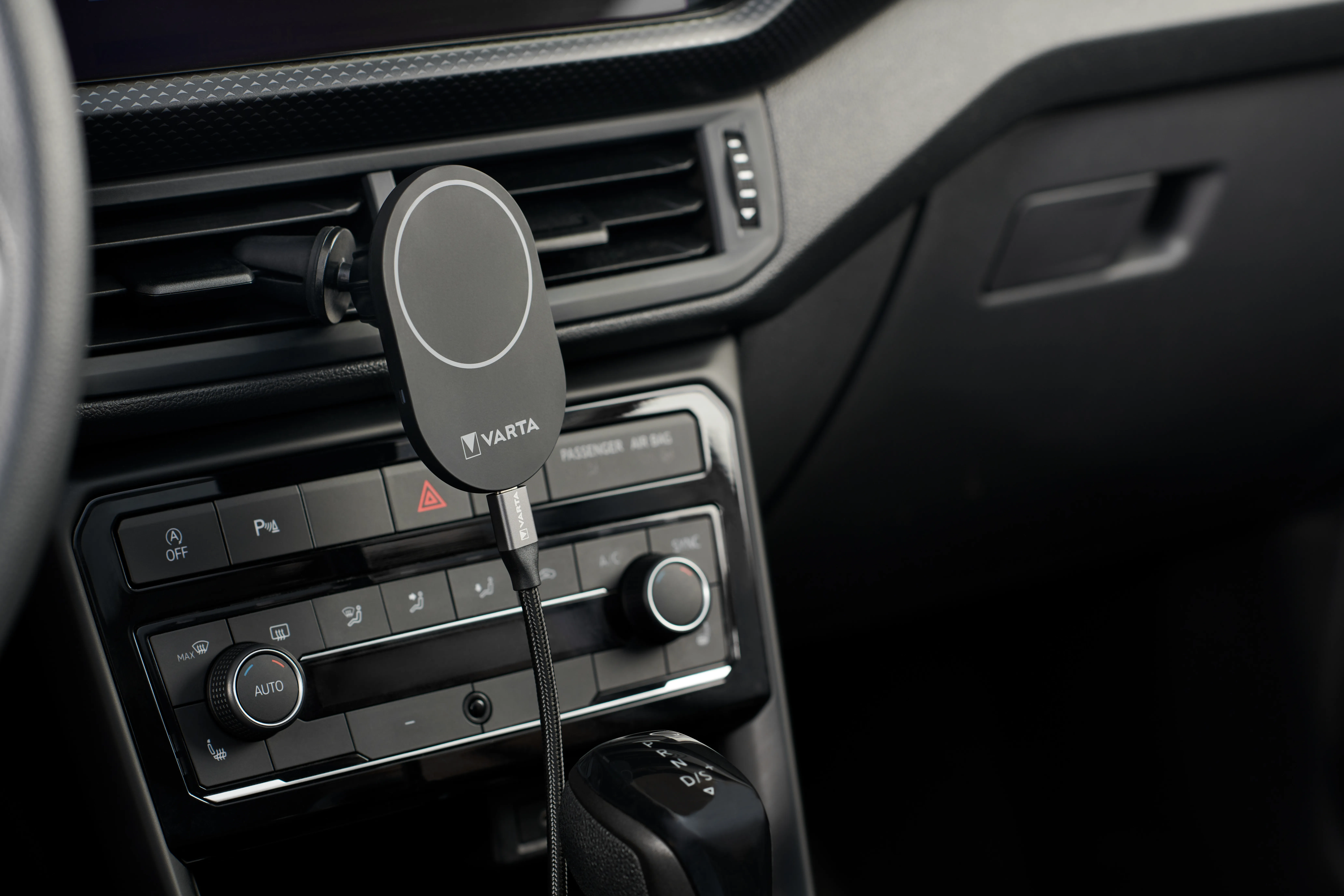 VARTA Mag Safe, 1 USB port, 15 W, Qi - Wireless Car Charger
