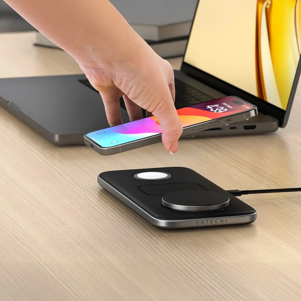 Satechi Qi2 Trio Wireless Charging Pad - 45W matkalaturin kanssa