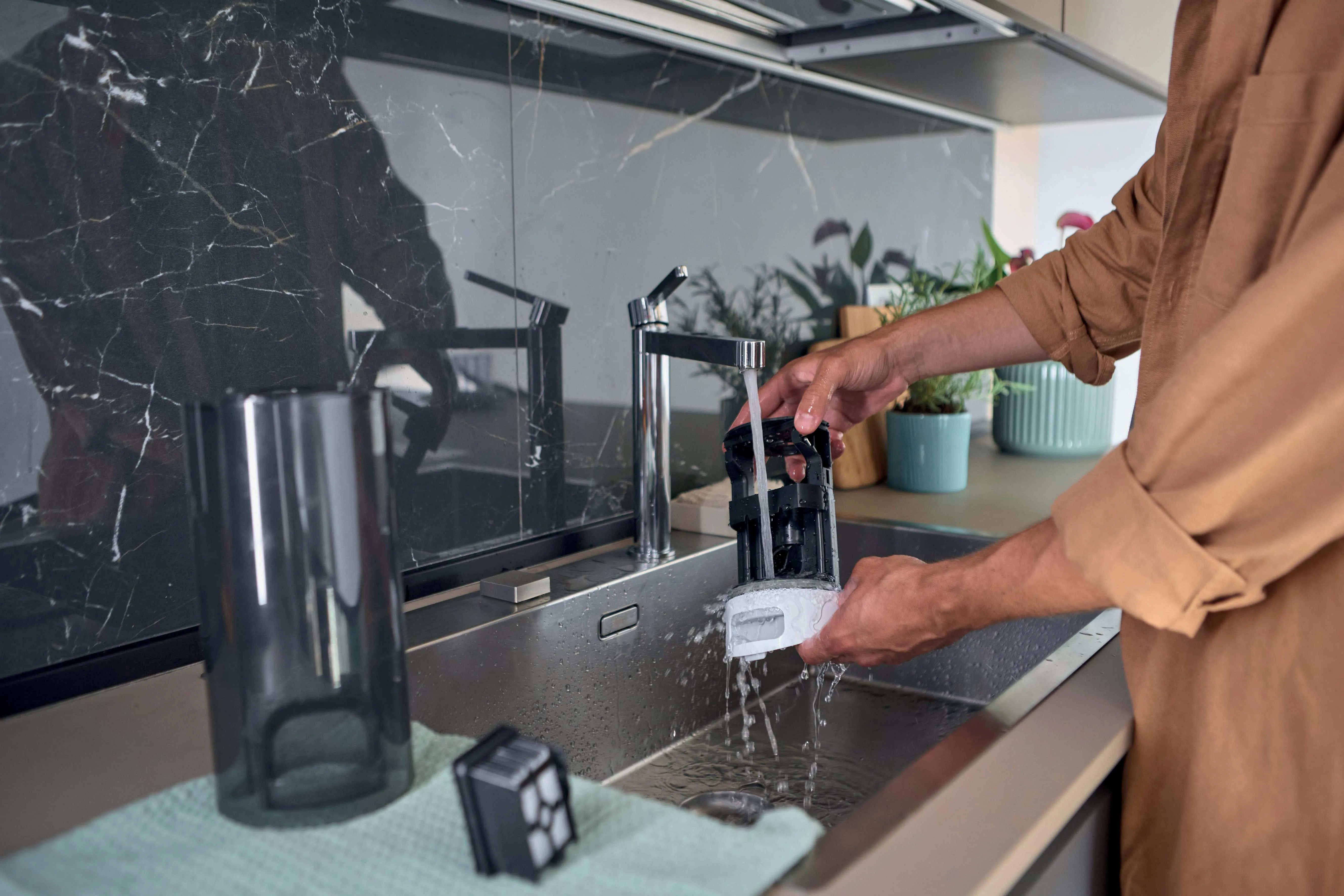 HOOVER HW400 011 Wet and dry vacuum cleaner, White/Silver