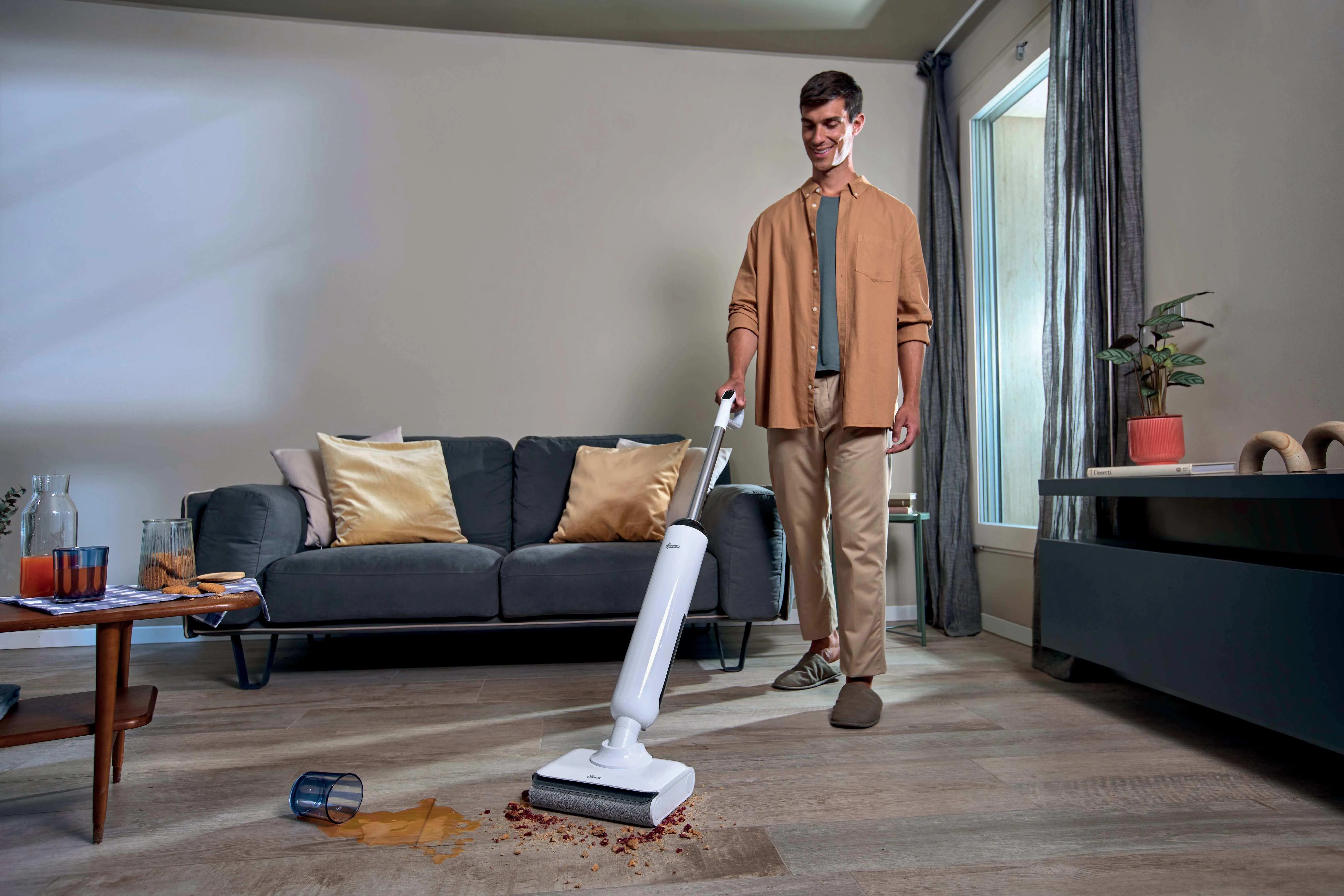 HOOVER HW400 011 Wet and dry vacuum cleaner, White/Silver