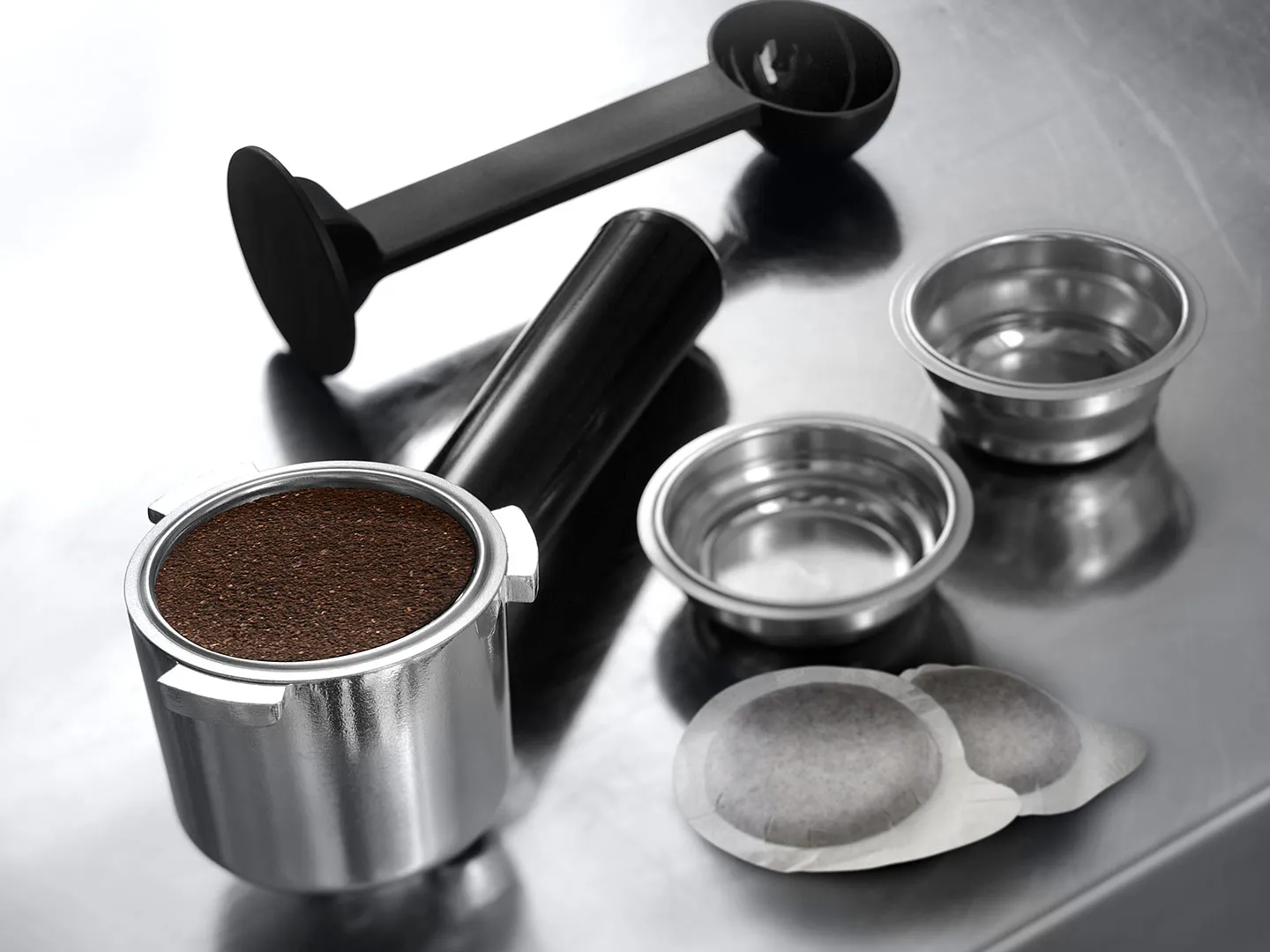 Delonghi Dedica Style EC 685 -espressokeitin, musta, Punainen, Hopea
