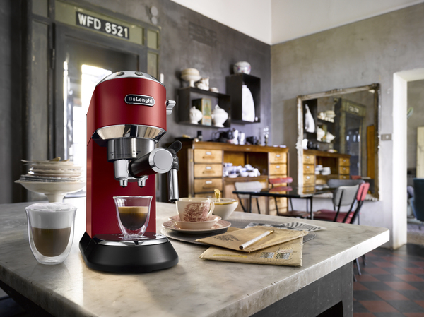 Delonghi DEDICA EC 685 -espressokeitin, musta, Punainen, Hopea