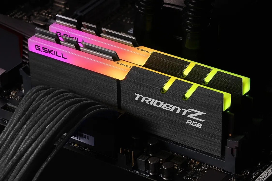G.Skill Trident Z RGB 16 Gt (2 x 8 Gt) DDR4 3200 MHz, CL16 -muisti, Musta
