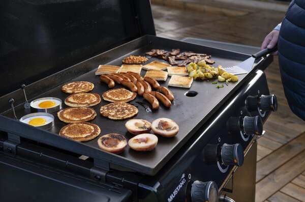 Mustang Griddle 4 Gas Griddle, 4 Burners, 16.4 kW, Black