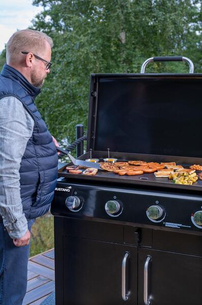 Mustang Griddle 4 Gas Griddle, 4 Burners, 16.4 kW, Black