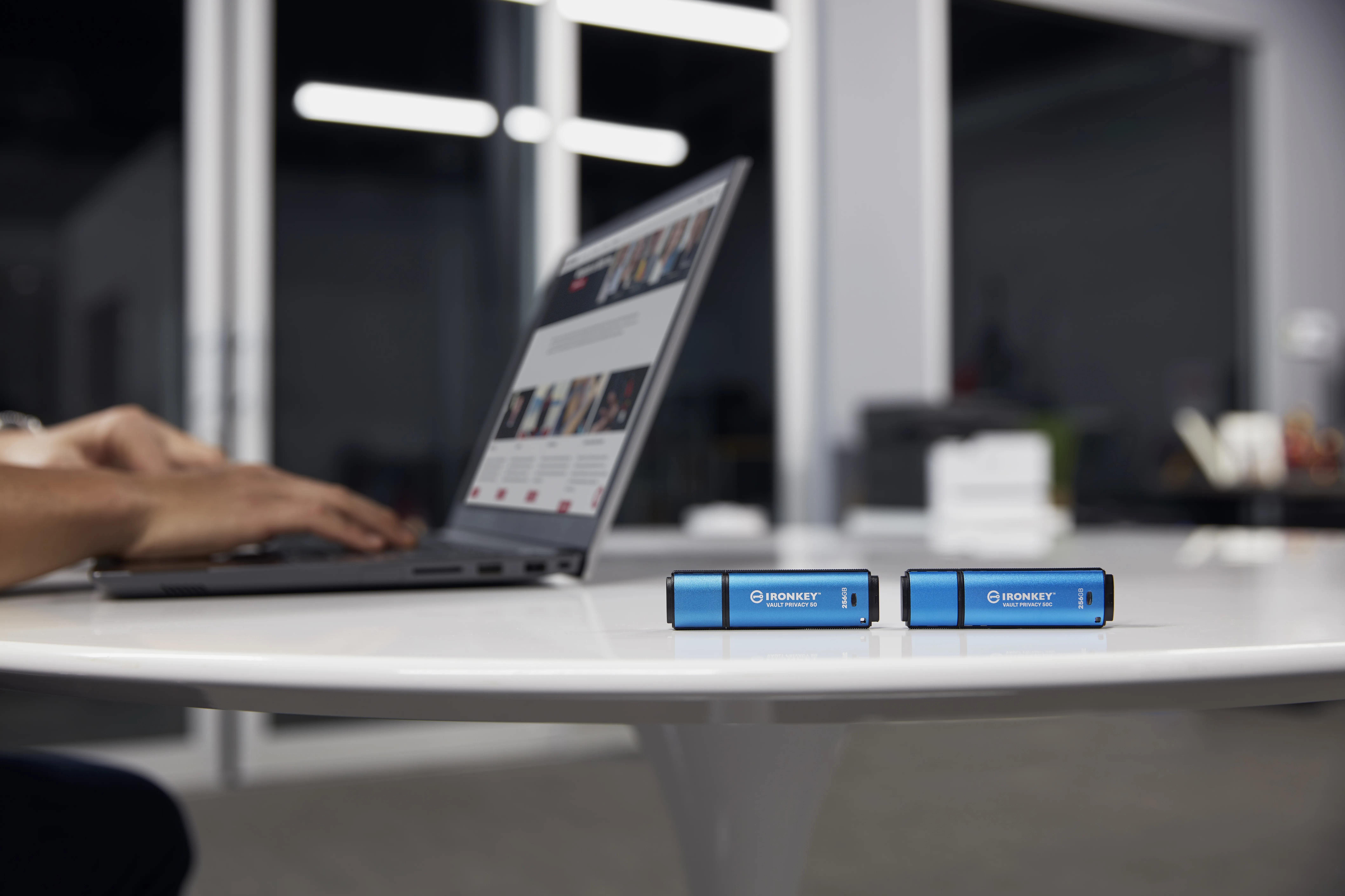 Kingston IronKey Vault Privacy 50 256 Gt USB 3.2 Gen 1x1 -muistitikku, Sininen